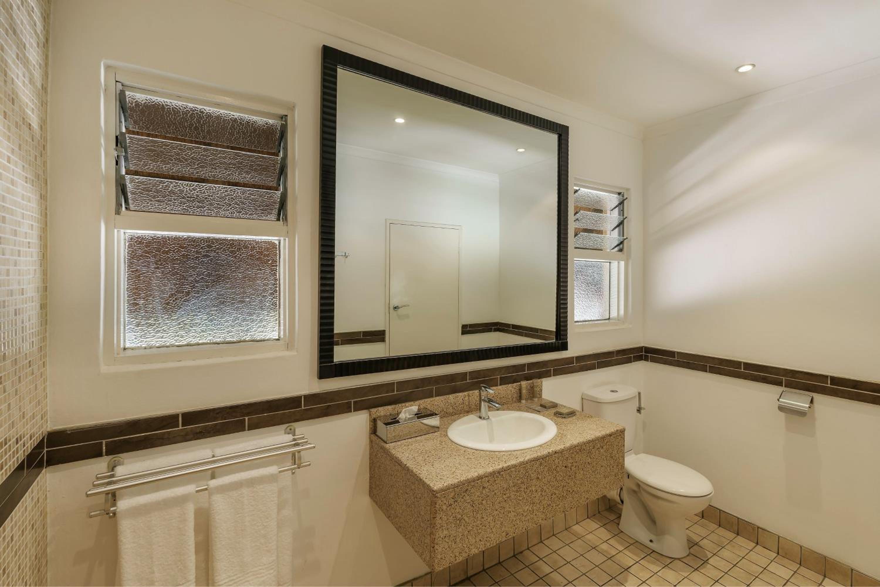 Guest Room, 1 King - Photo 7