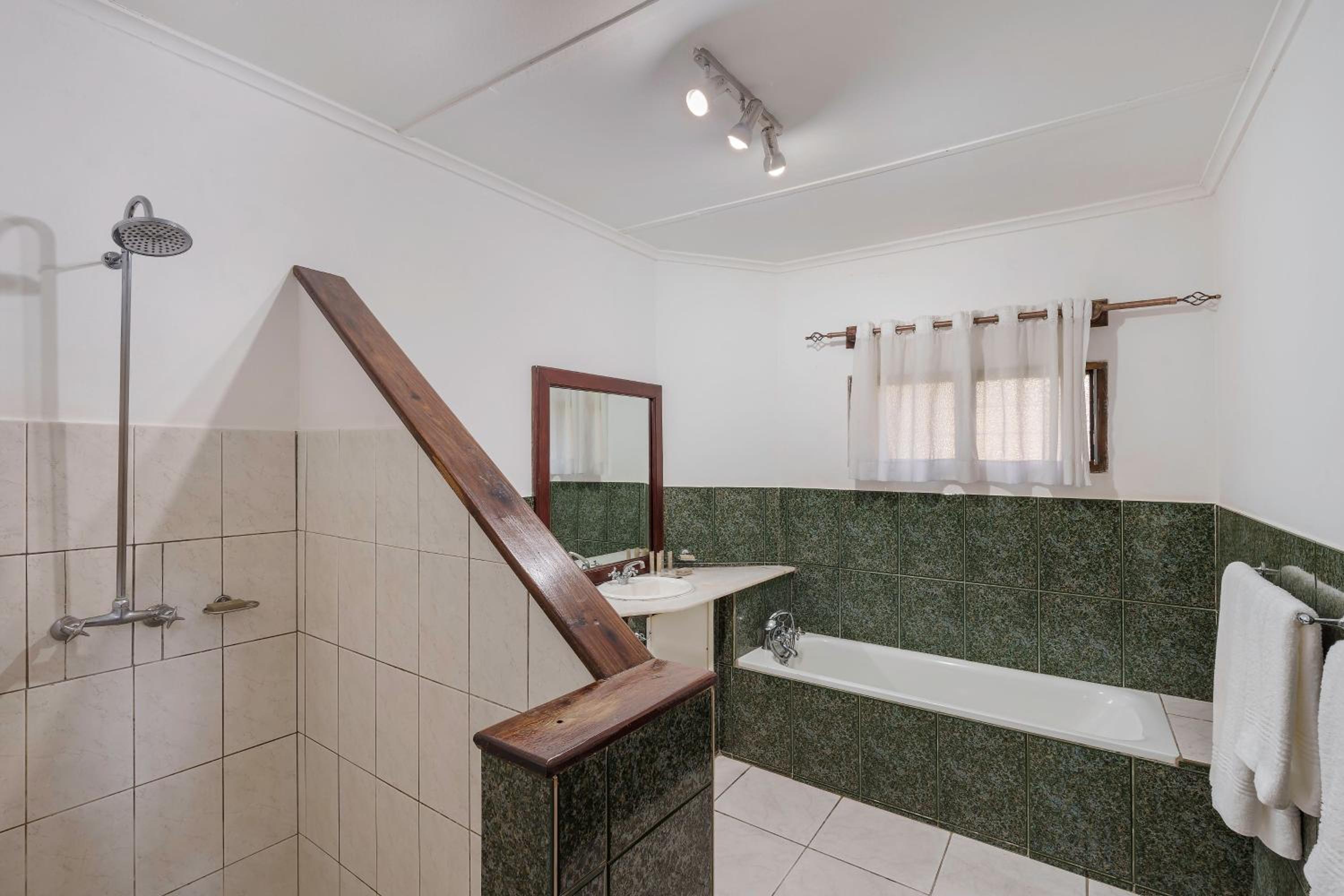 Guest Room, 1 King - Photo 9