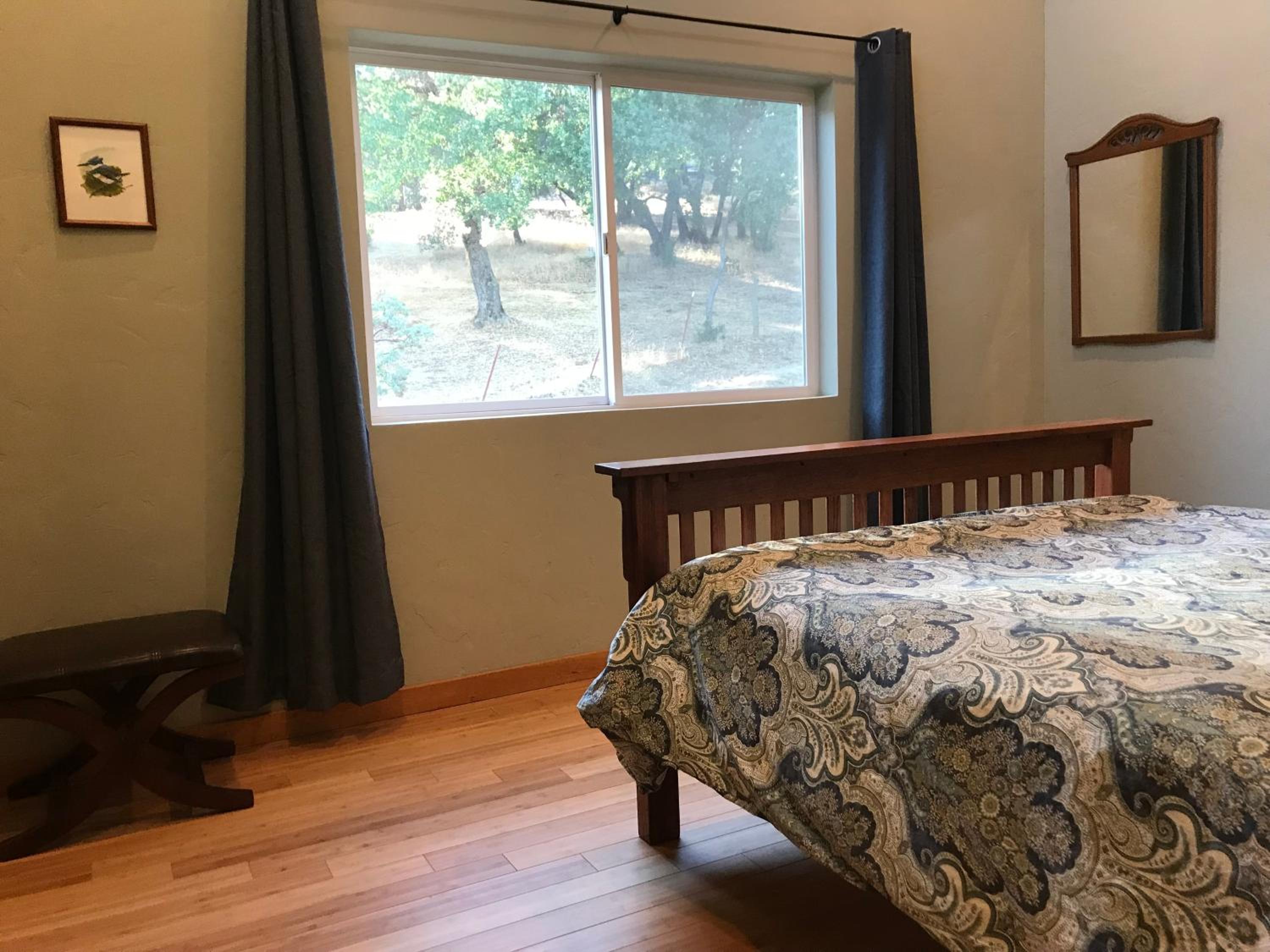 Queen Room with Shared Bathroom photo 1