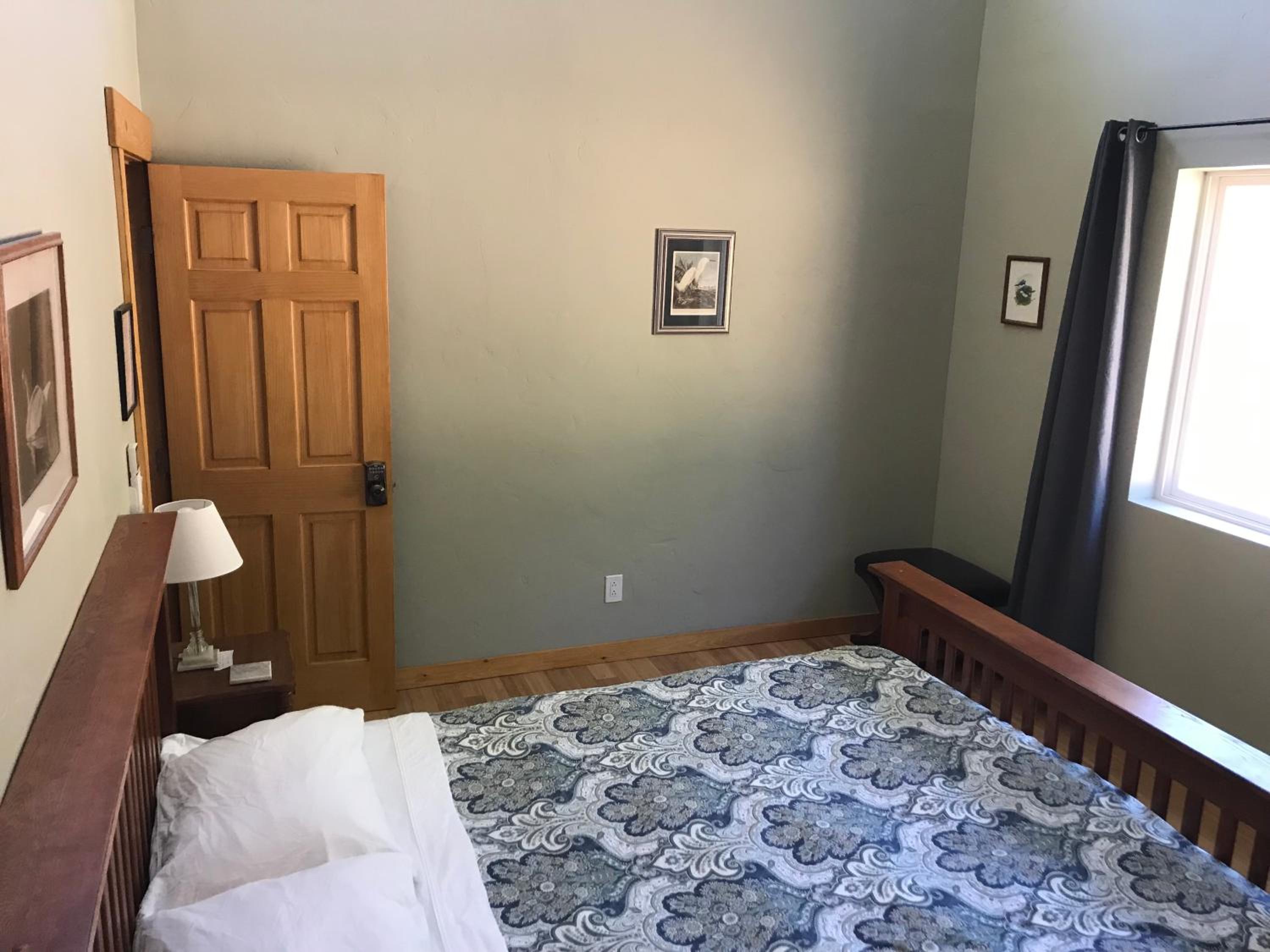 Queen Room with Shared Bathroom photo 3