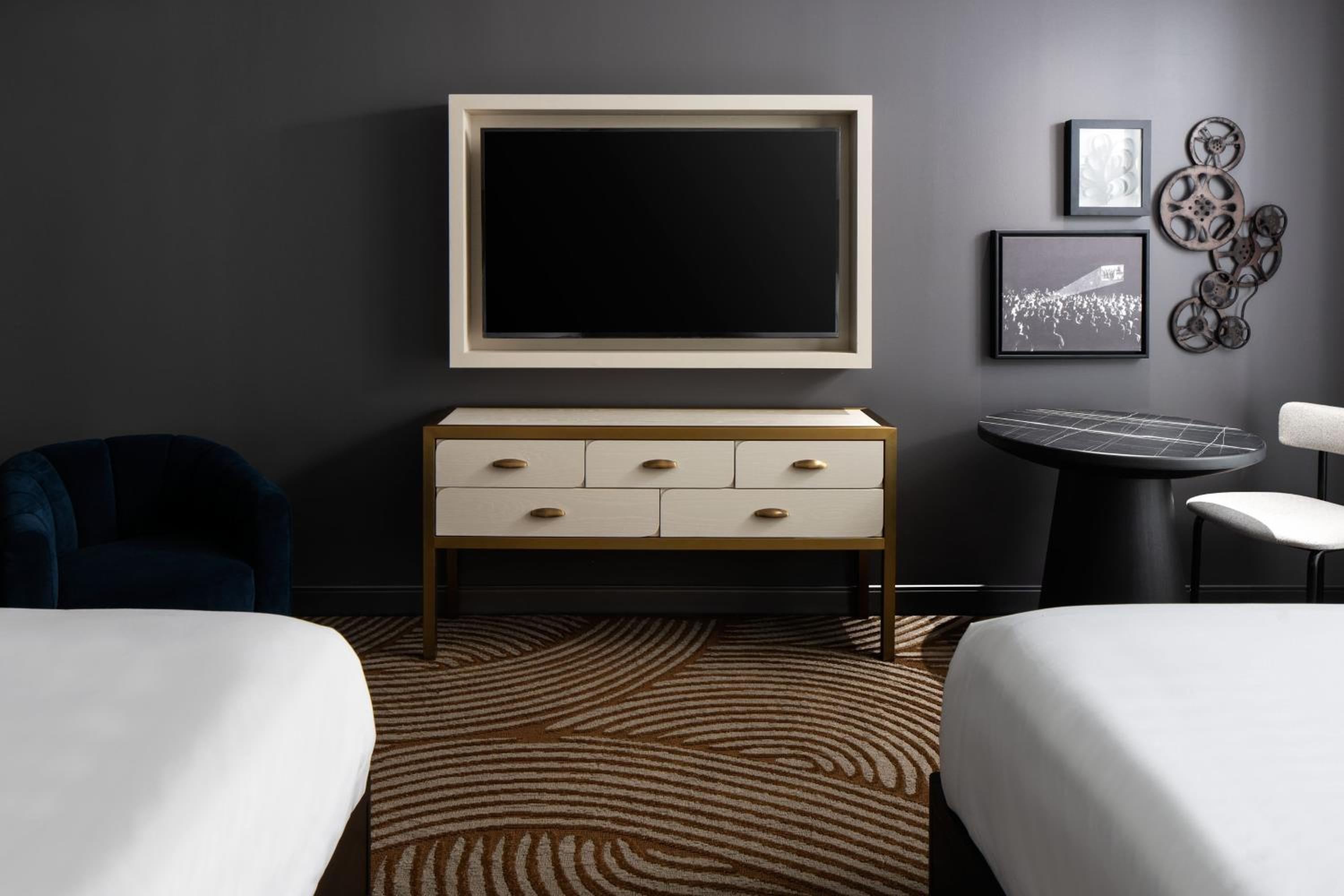 Queen Room with Two Queen Beds - Photo 11