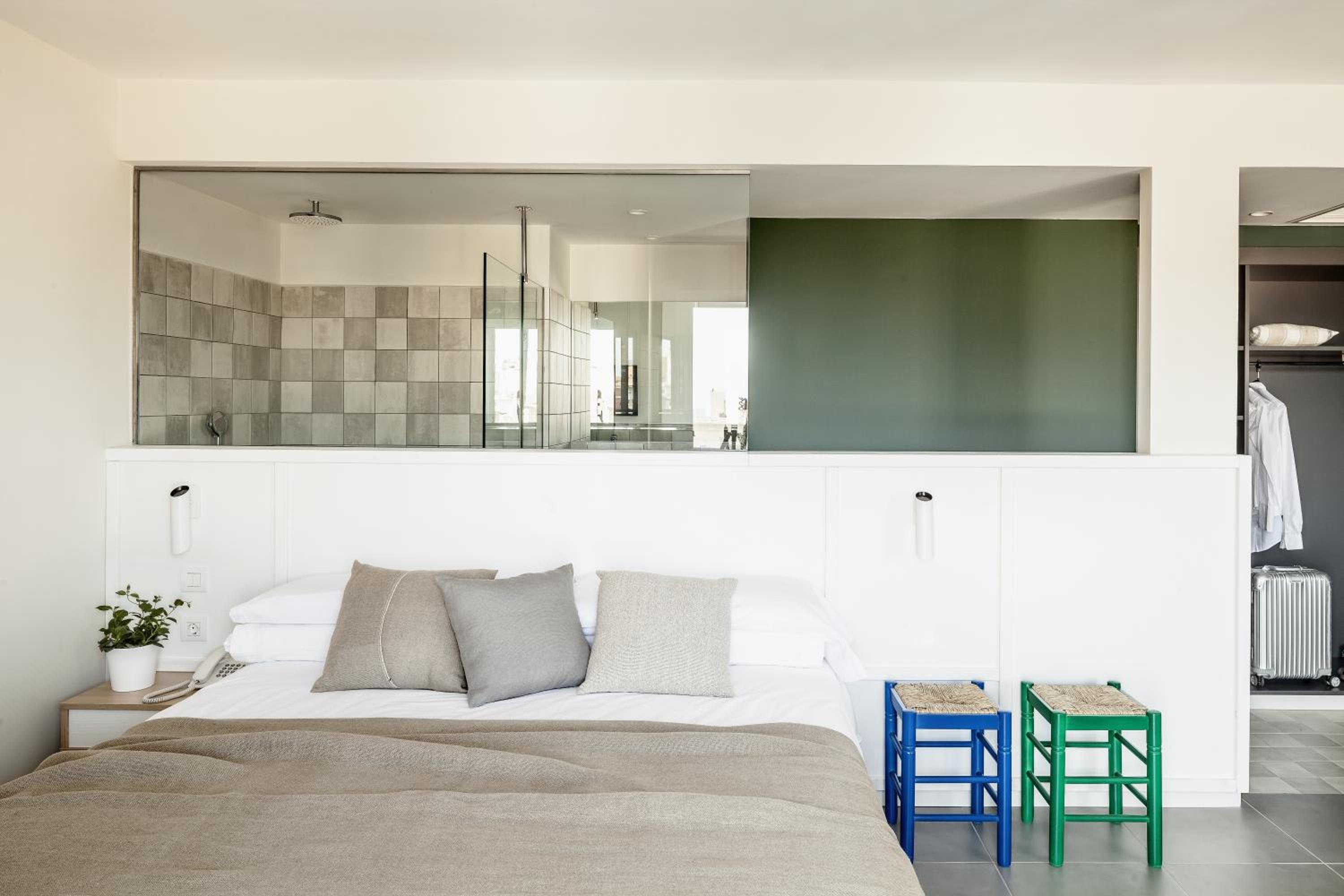 Premium Junior Suite with pool view photo 3