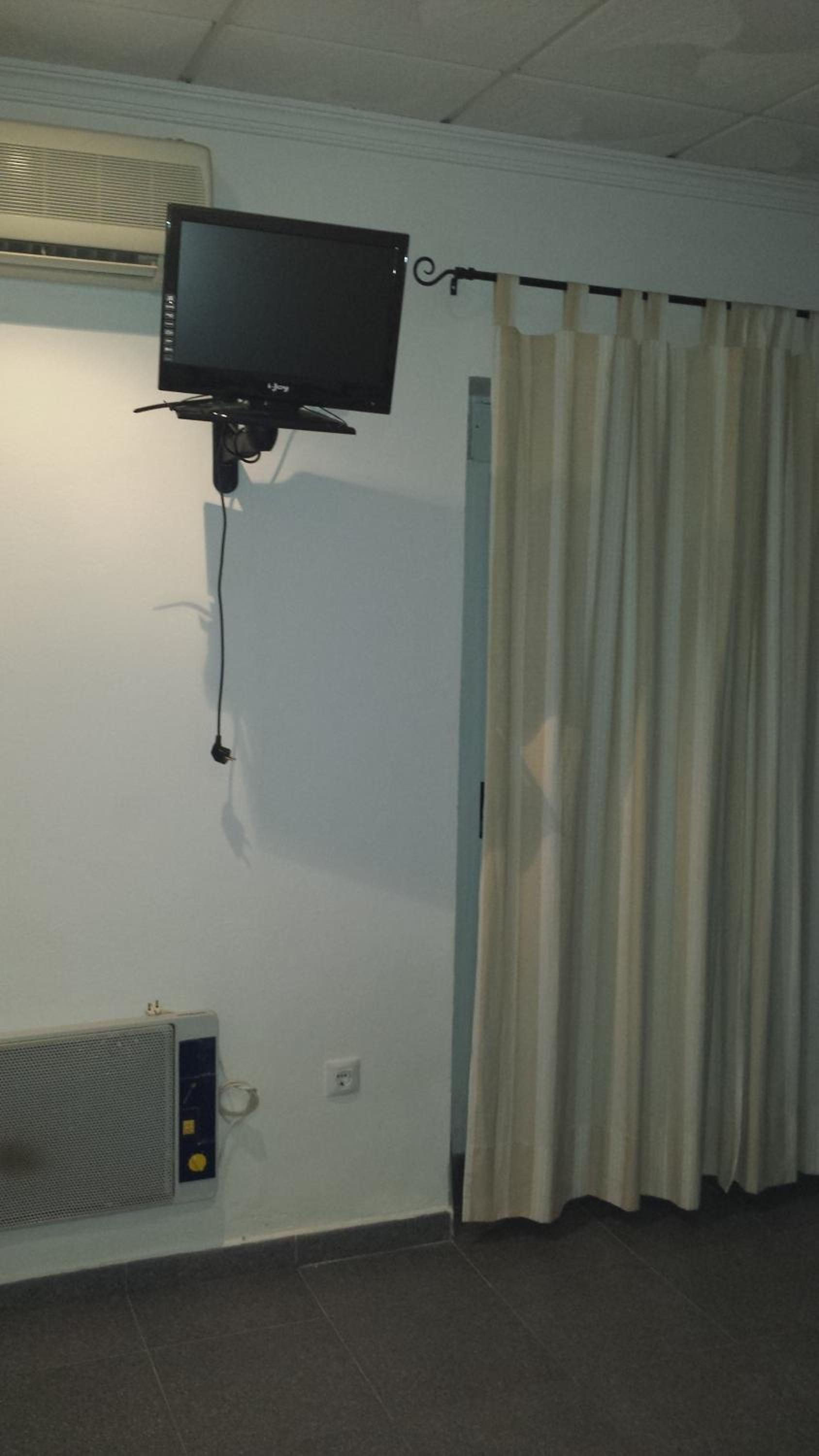 Twin Room - Photo 10