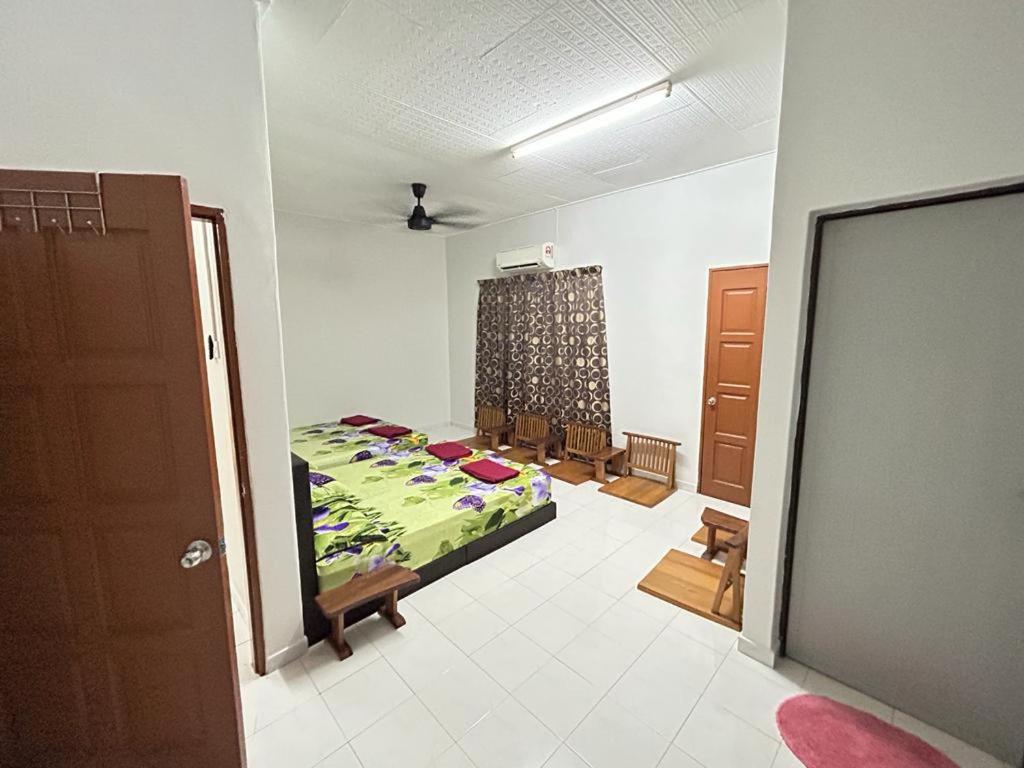 Family Room with Bathroom photo 1