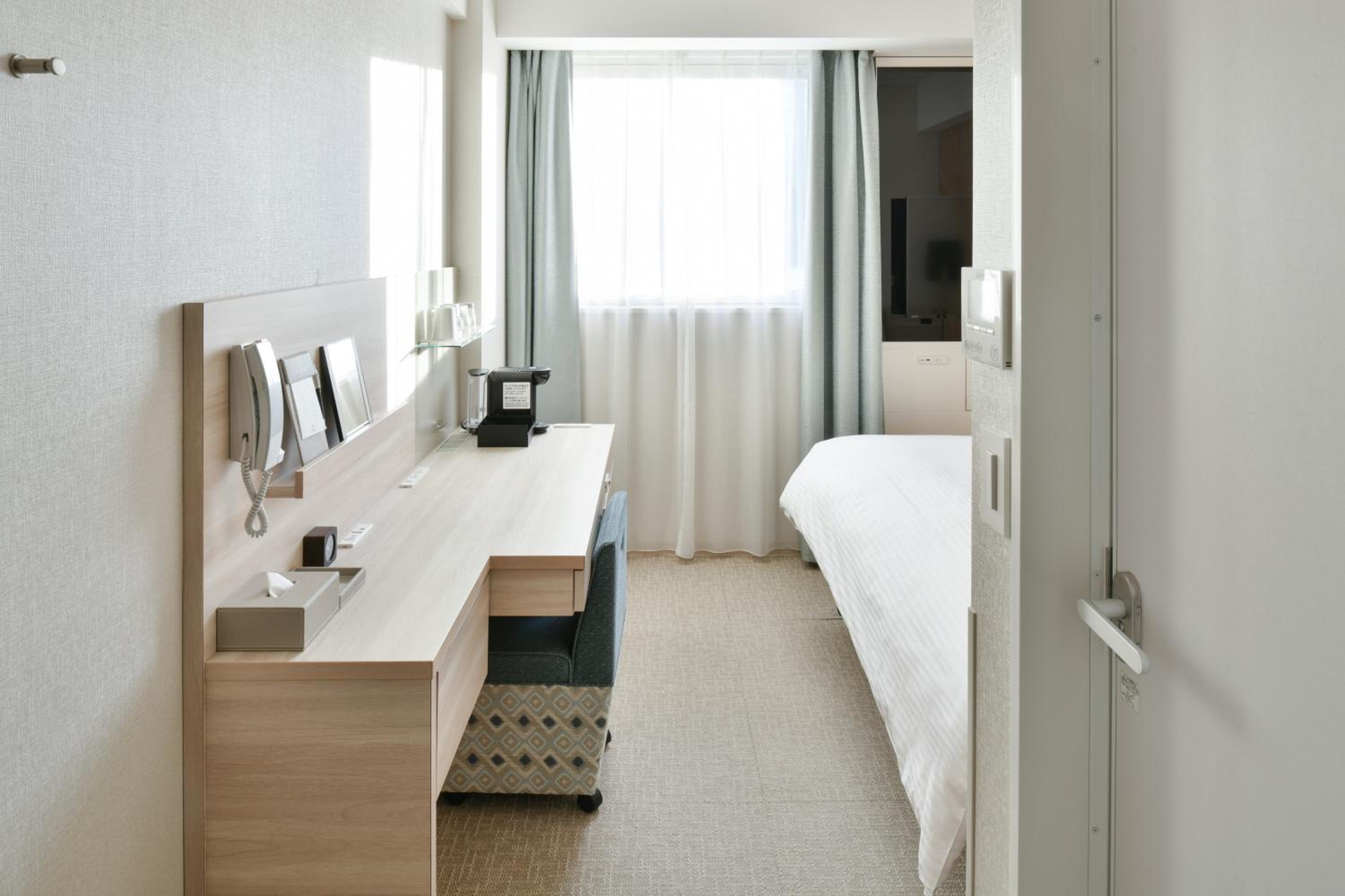 Double Room - Non-Smoking thumbnail 6