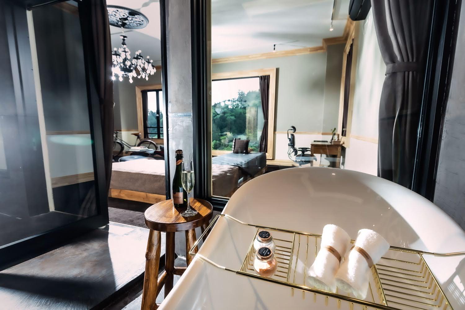 Suite King with River View thumbnail 6