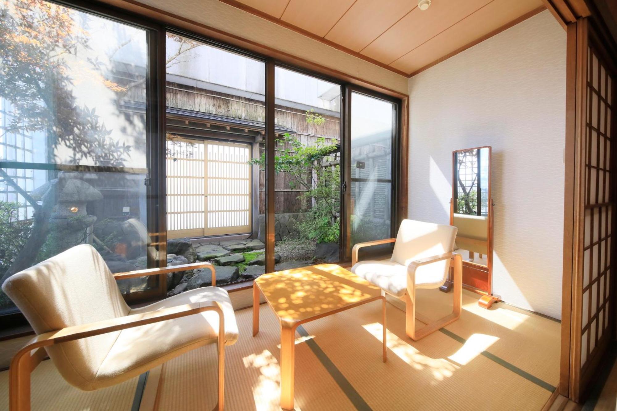 Japanese-Style Family Room with Shared Bathroom photo 3