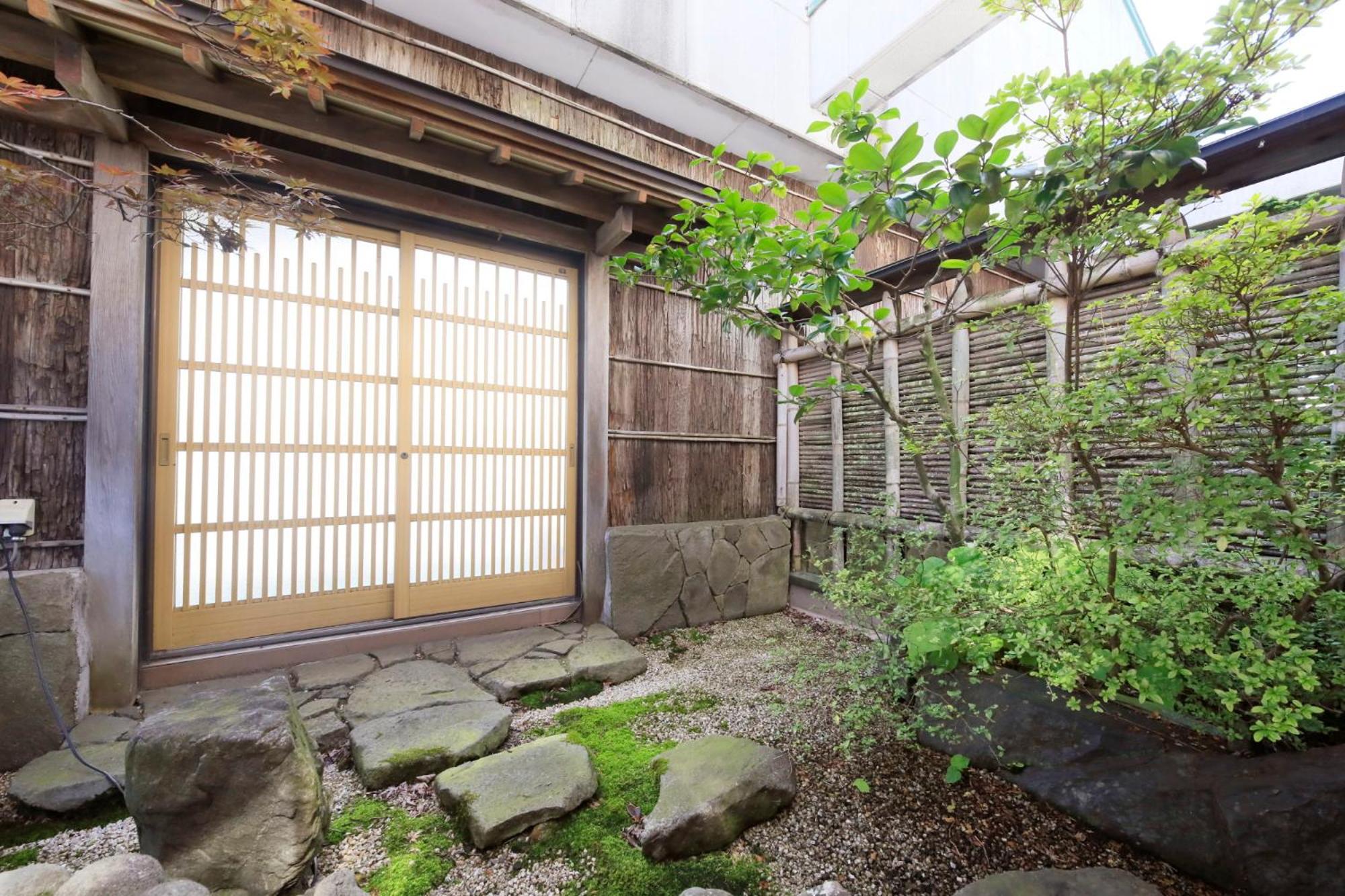 Japanese-Style Family Room with Shared Bathroom photo 2