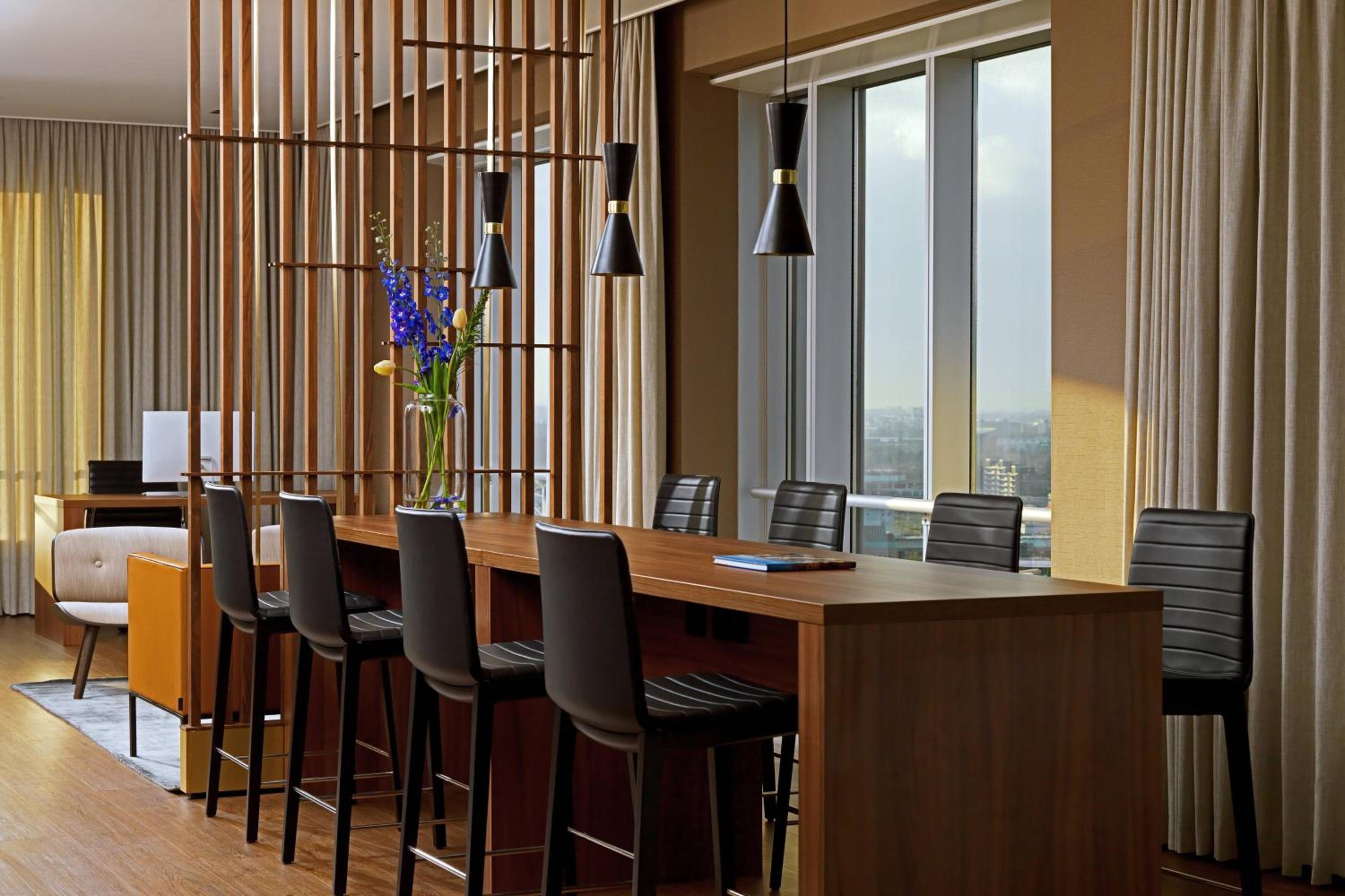 Junior King Suite with M Club Lounge Access - Photo 4
