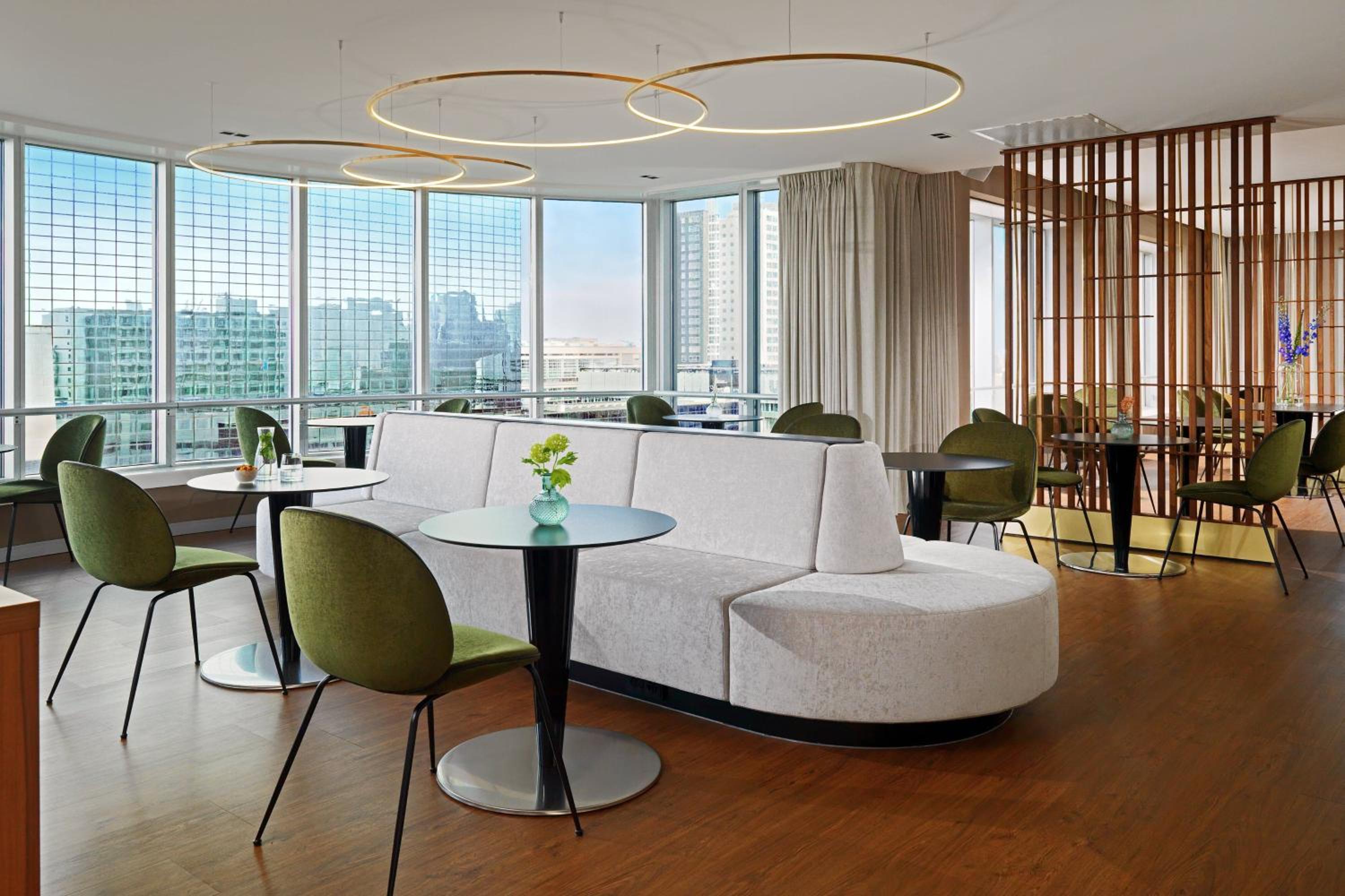 Junior King Suite with M Club Lounge Access - Photo 3