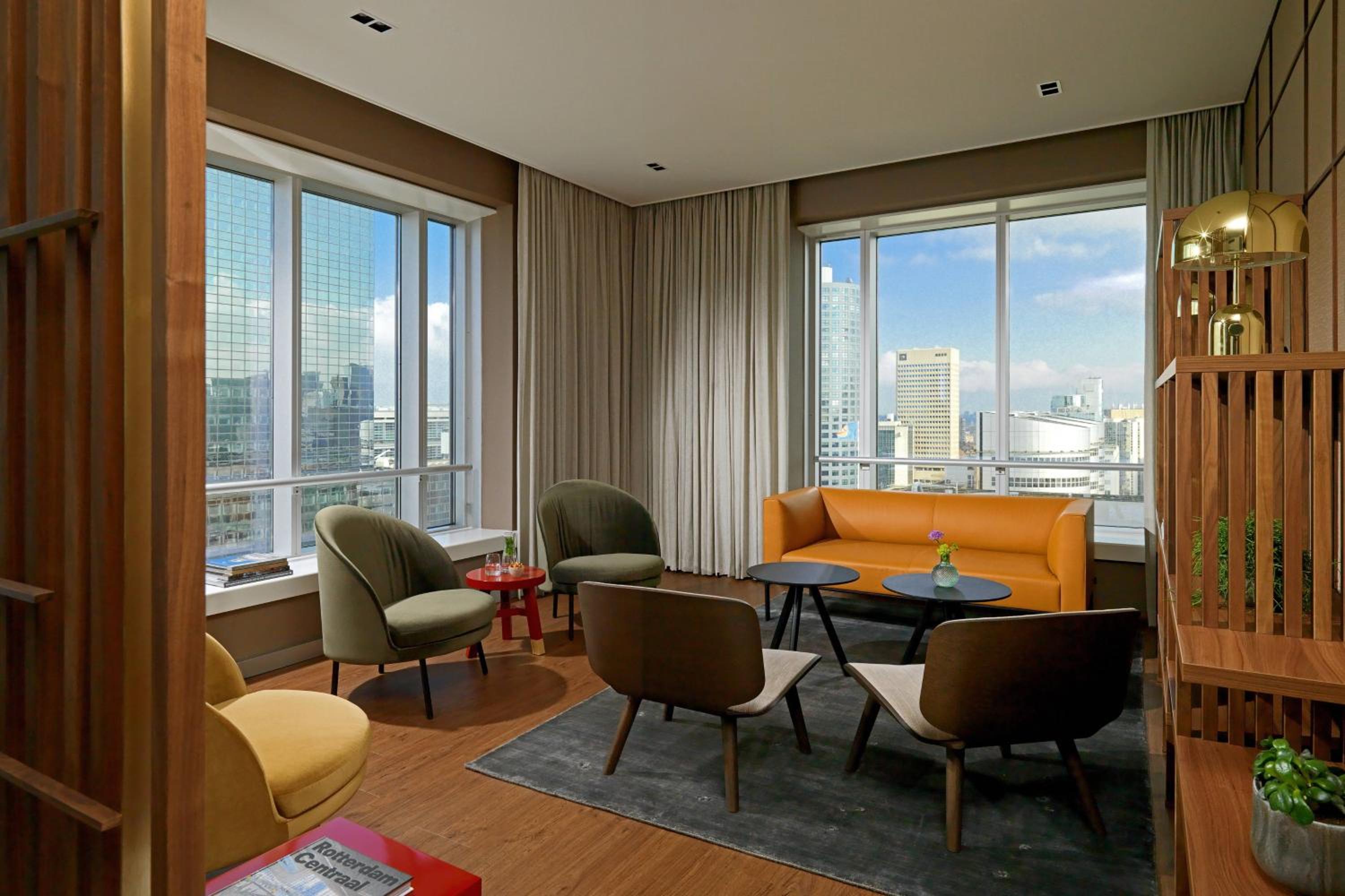 Junior King Suite with M Club Lounge Access - Photo 8