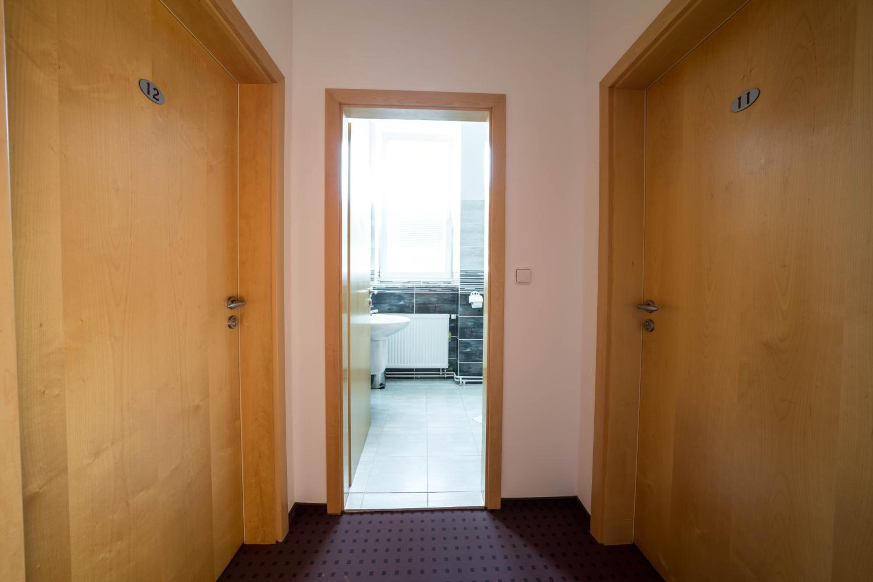 Single Room with Shared Bathroom photo 2