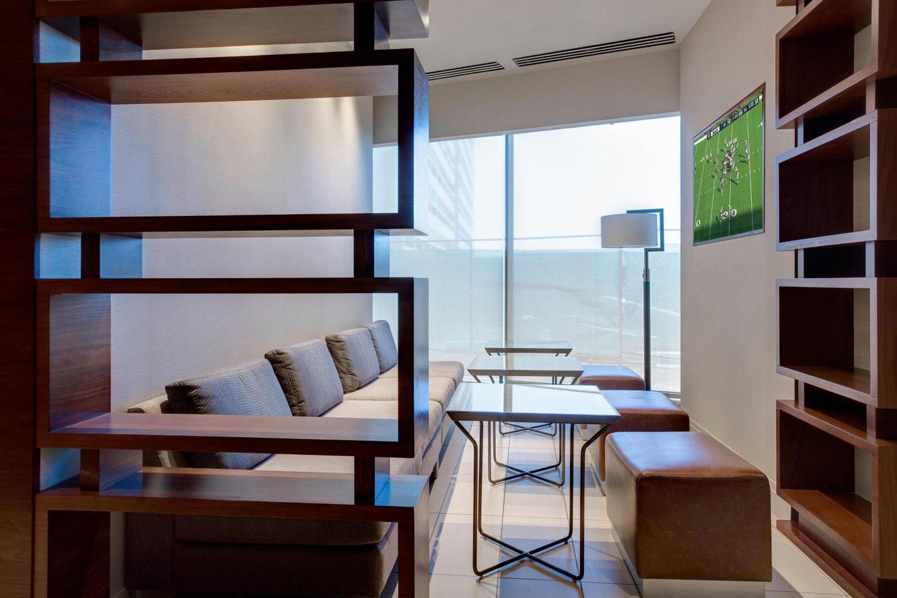 Double Room with Tub - M Club Level/Mobility/Hearing Accessible photo 3