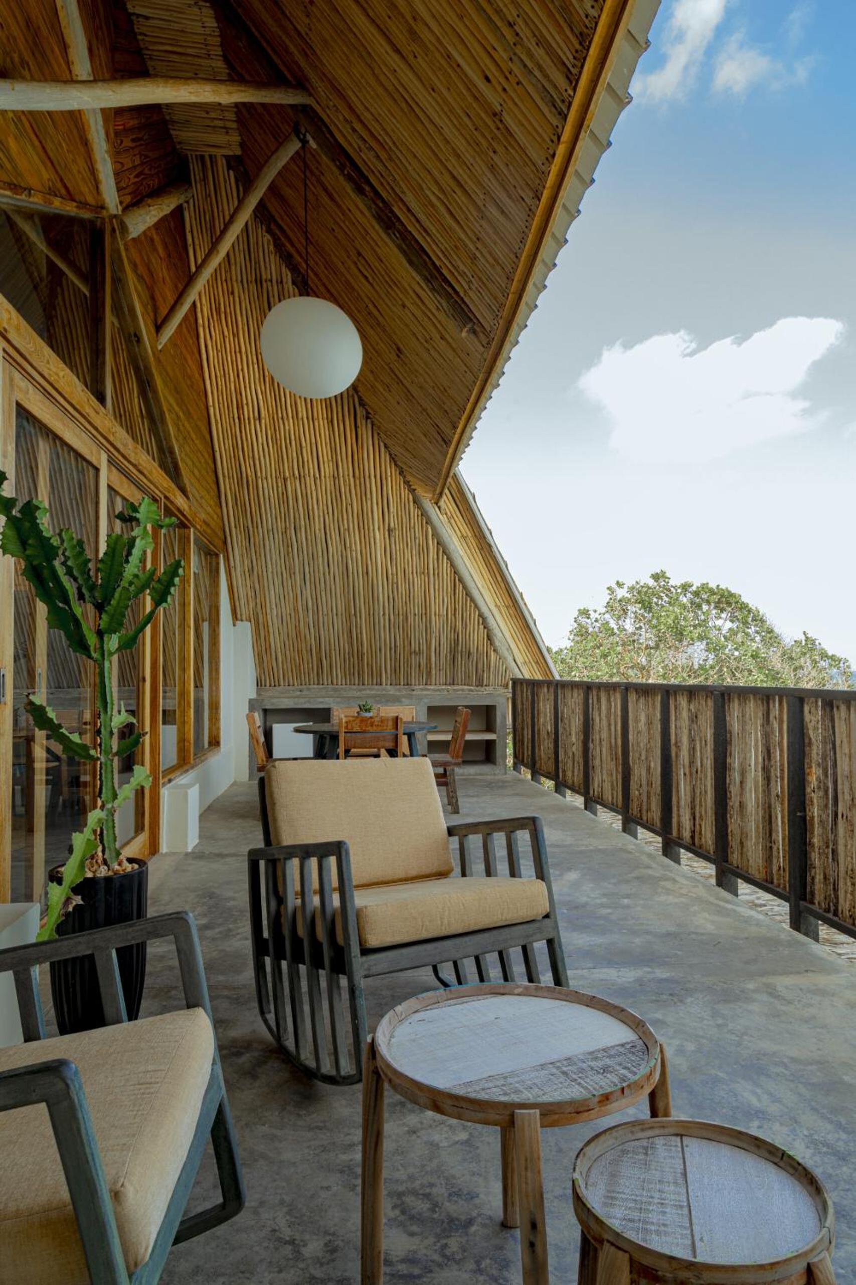 Superior Bungalow - Photo 2