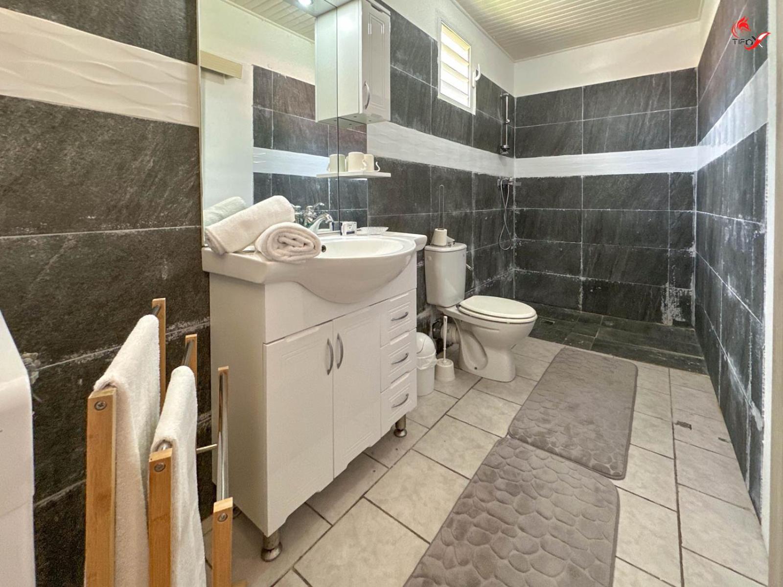 Two-Bedroom House - Photo 2