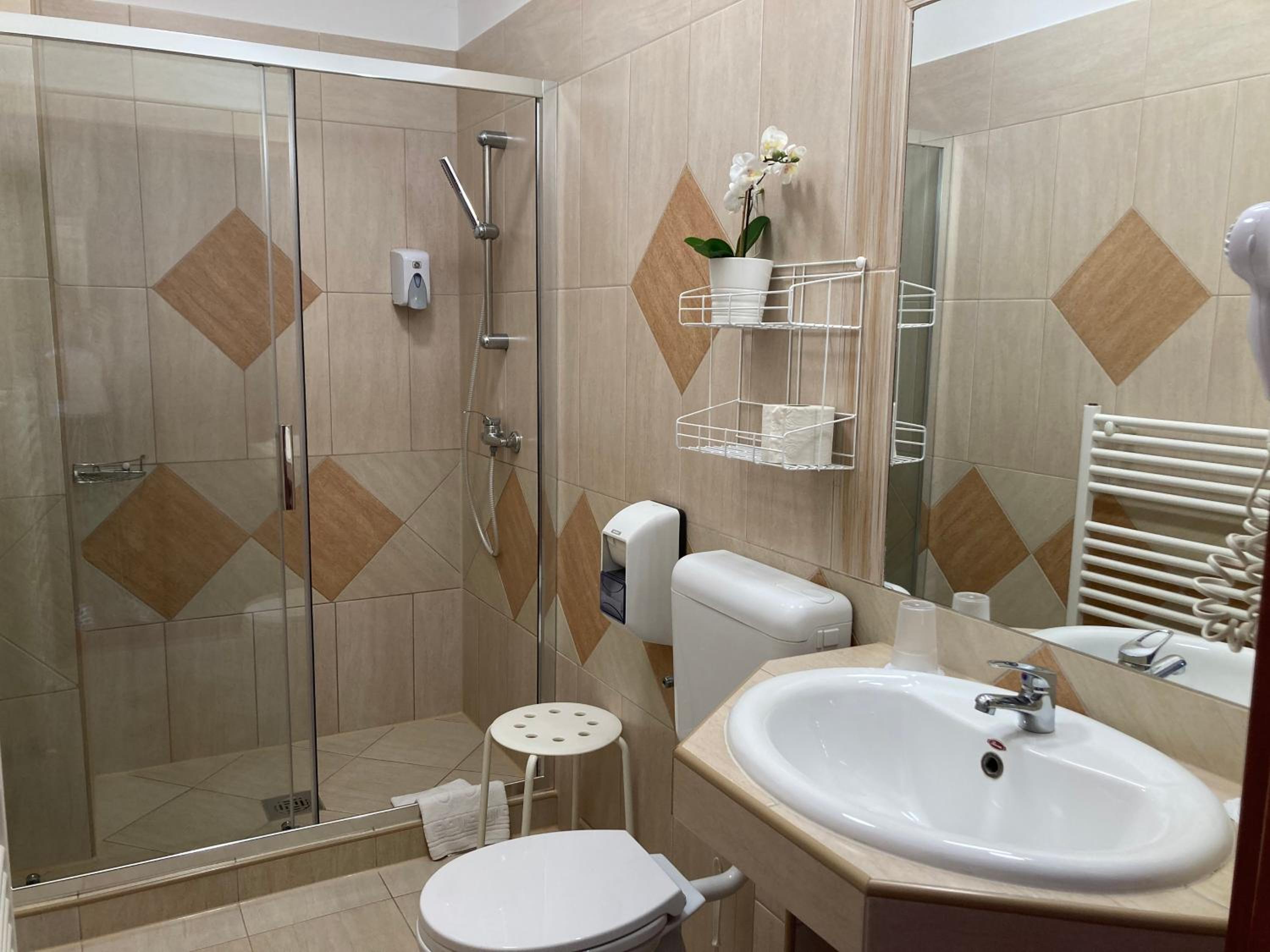 Double or Twin Room - Photo 15