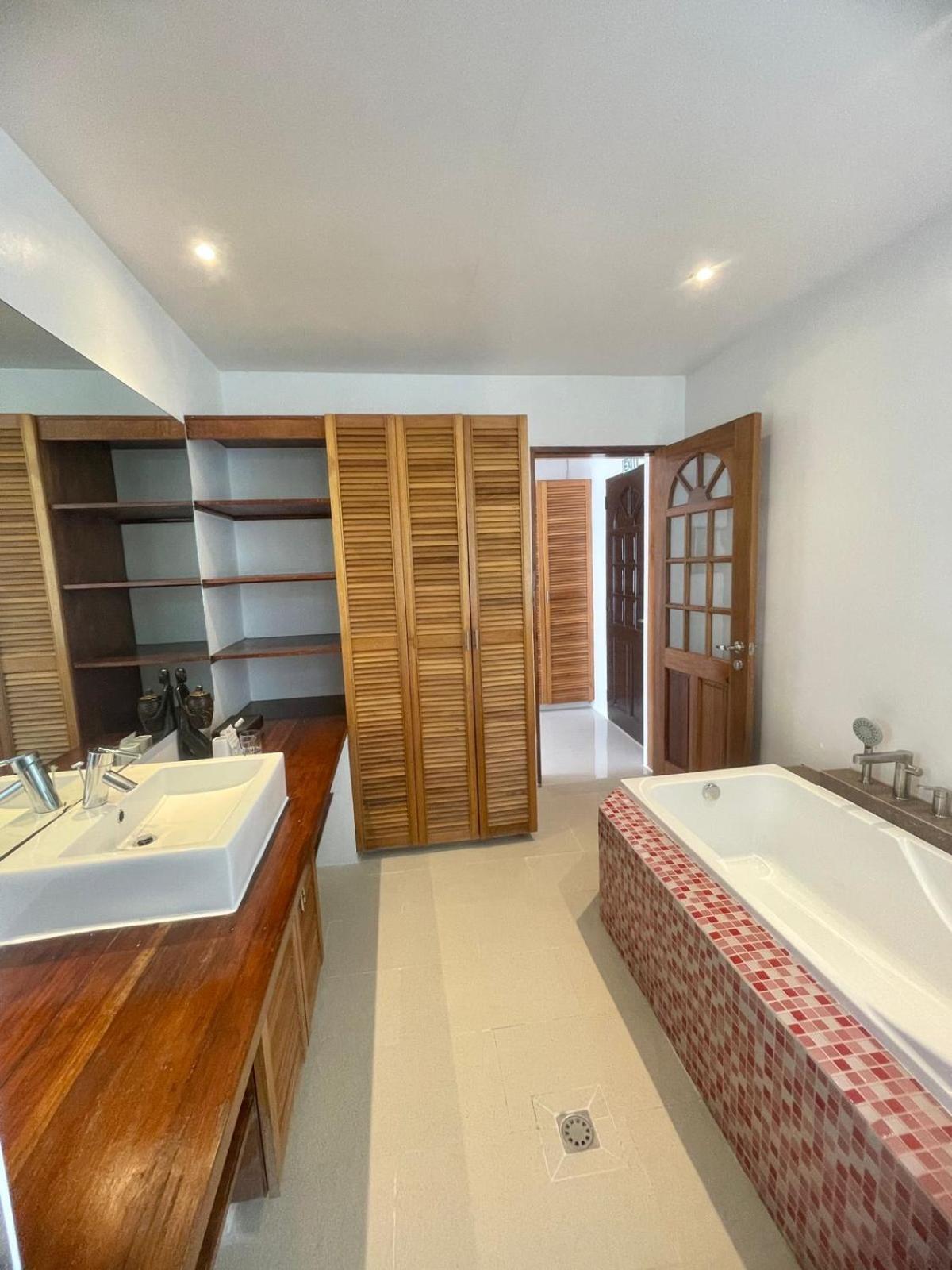 Triple King Suite Room - Photo 36