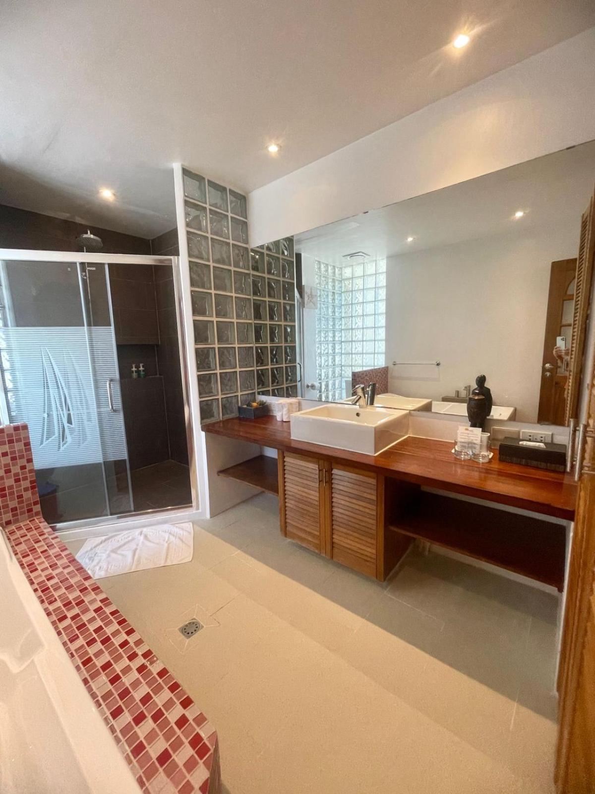 Triple King Suite Room - Photo 20