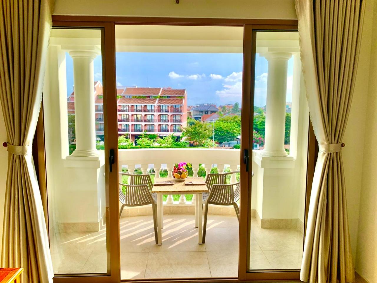 Quadruple Room with Balcony - Photo 8