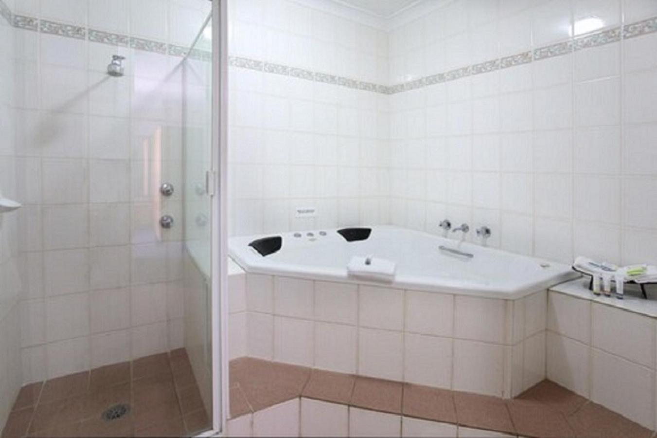 King Suite - Non Smoking - Photo 6