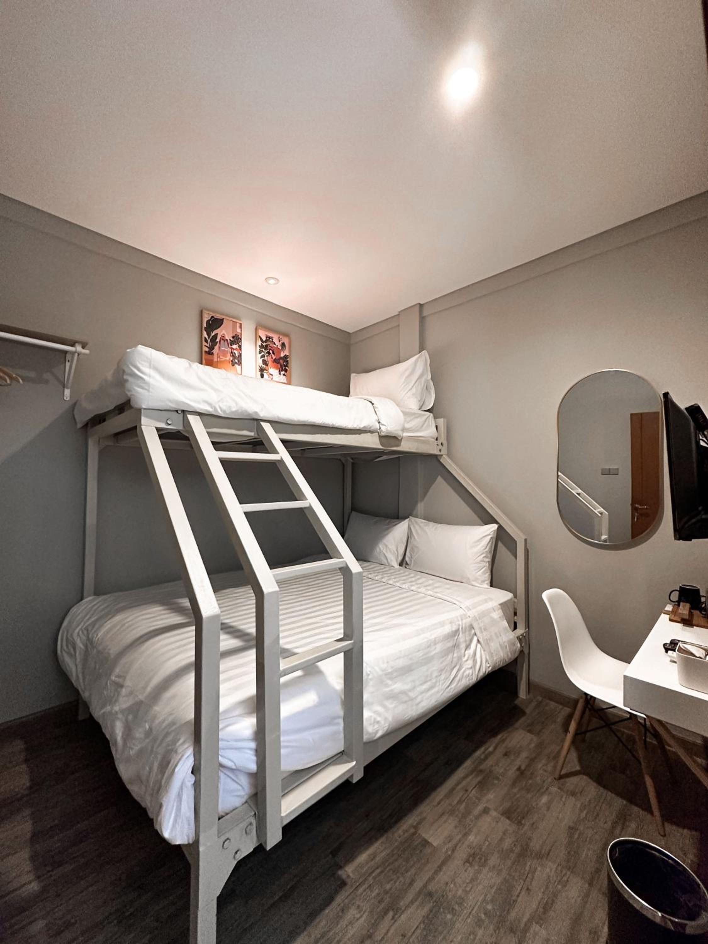 Standard Double Room with Shared Bathroom - Photo 8