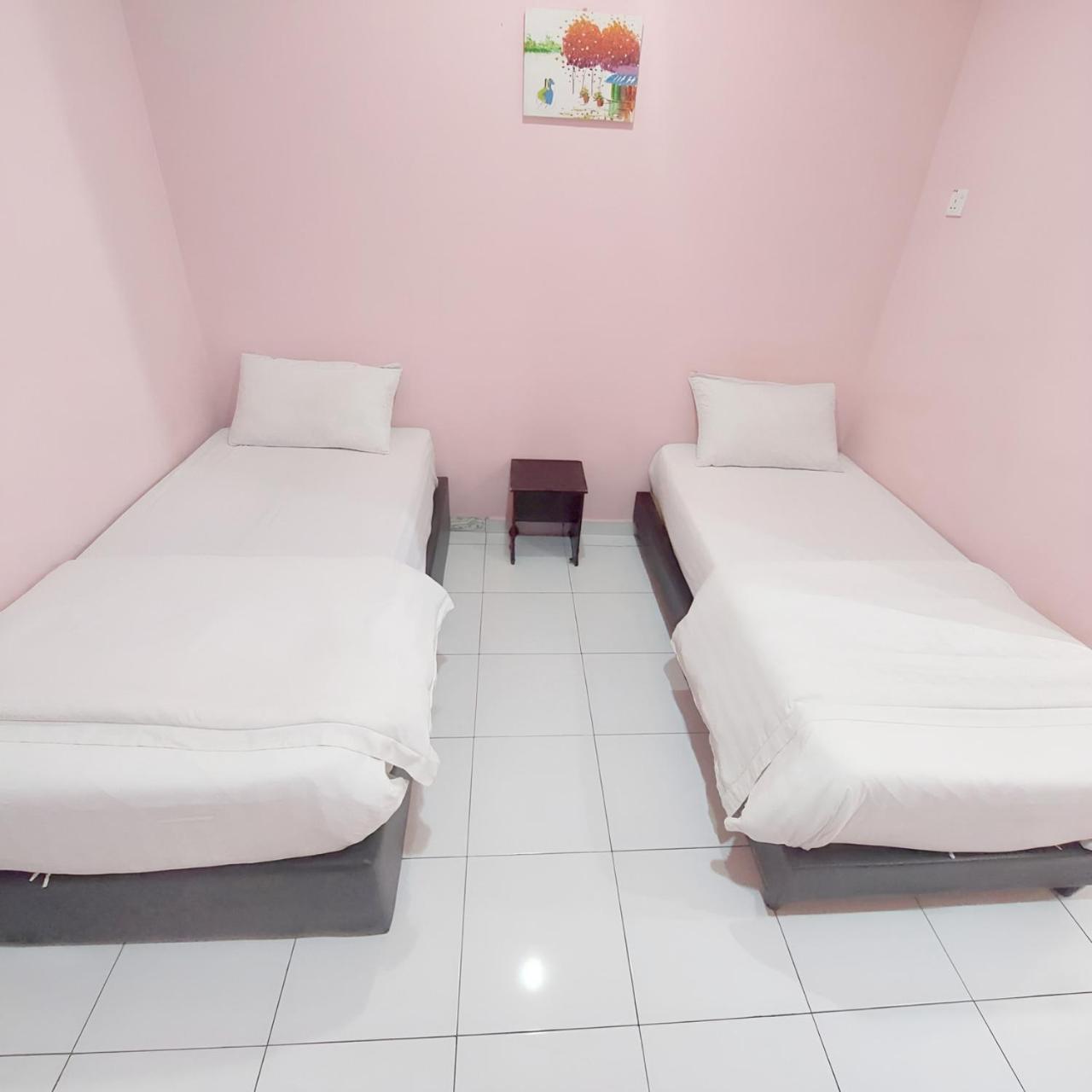 Standard Twin Room - Photo 1