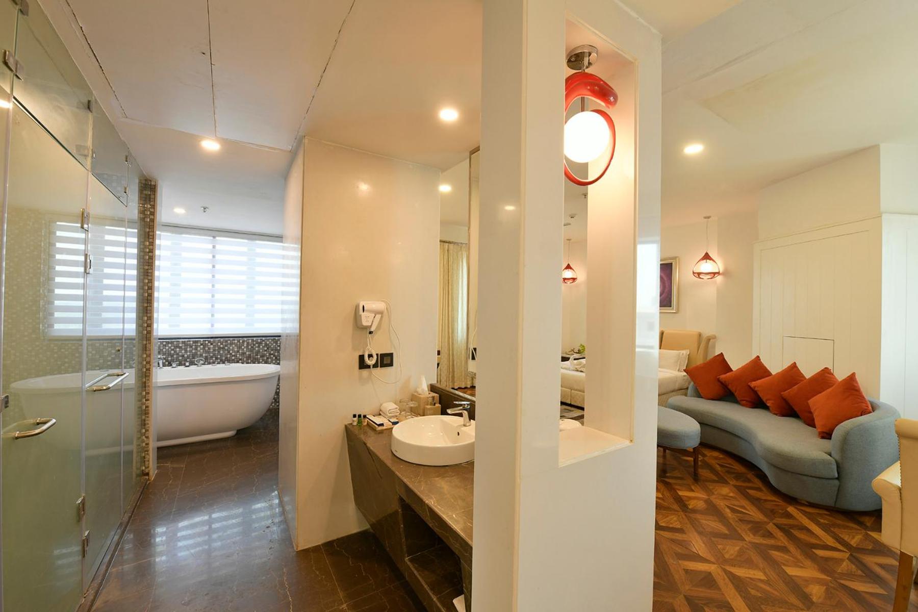 Suite - Photo 3