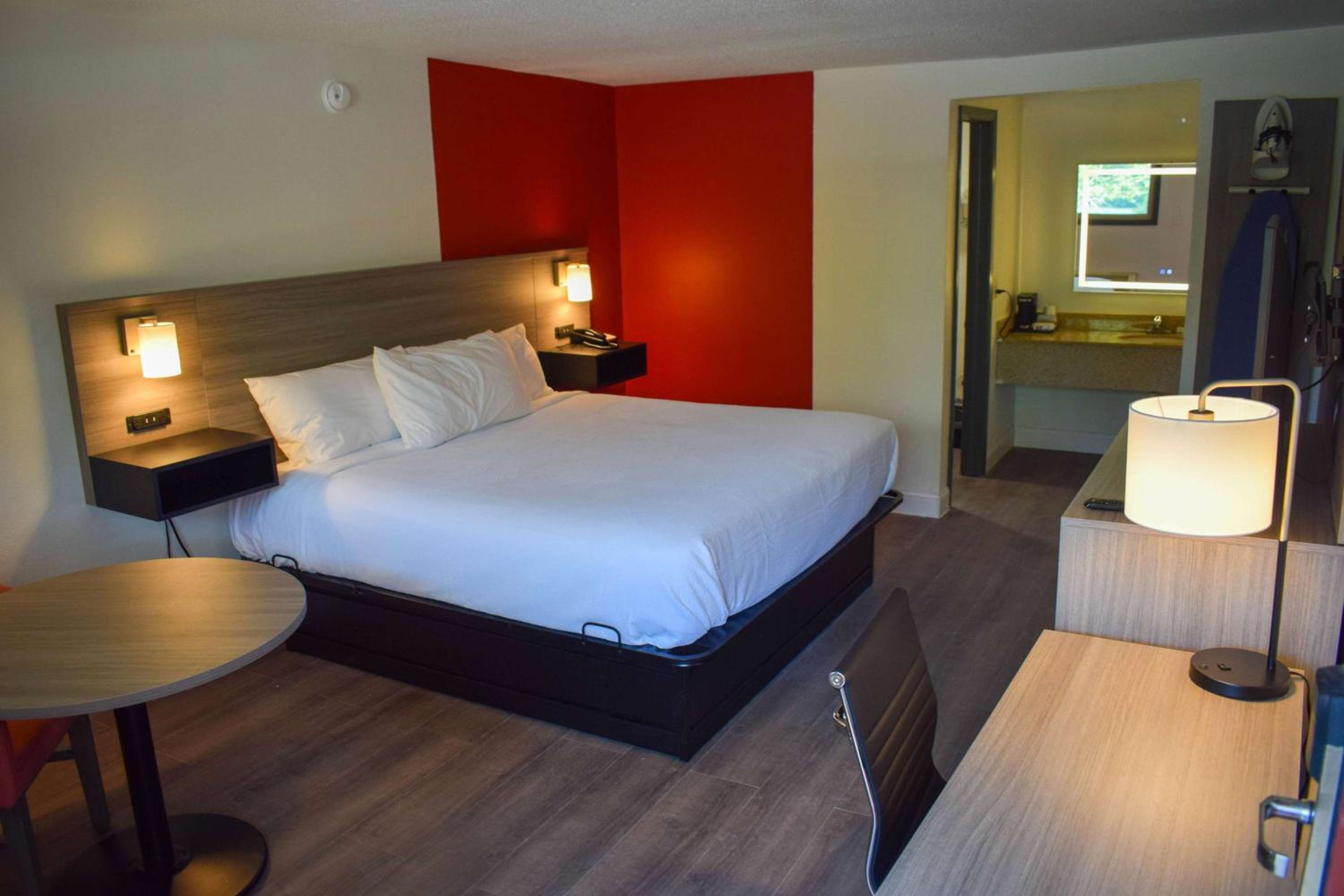 Deluxe King Room - Non-Smoking - Photo 2
