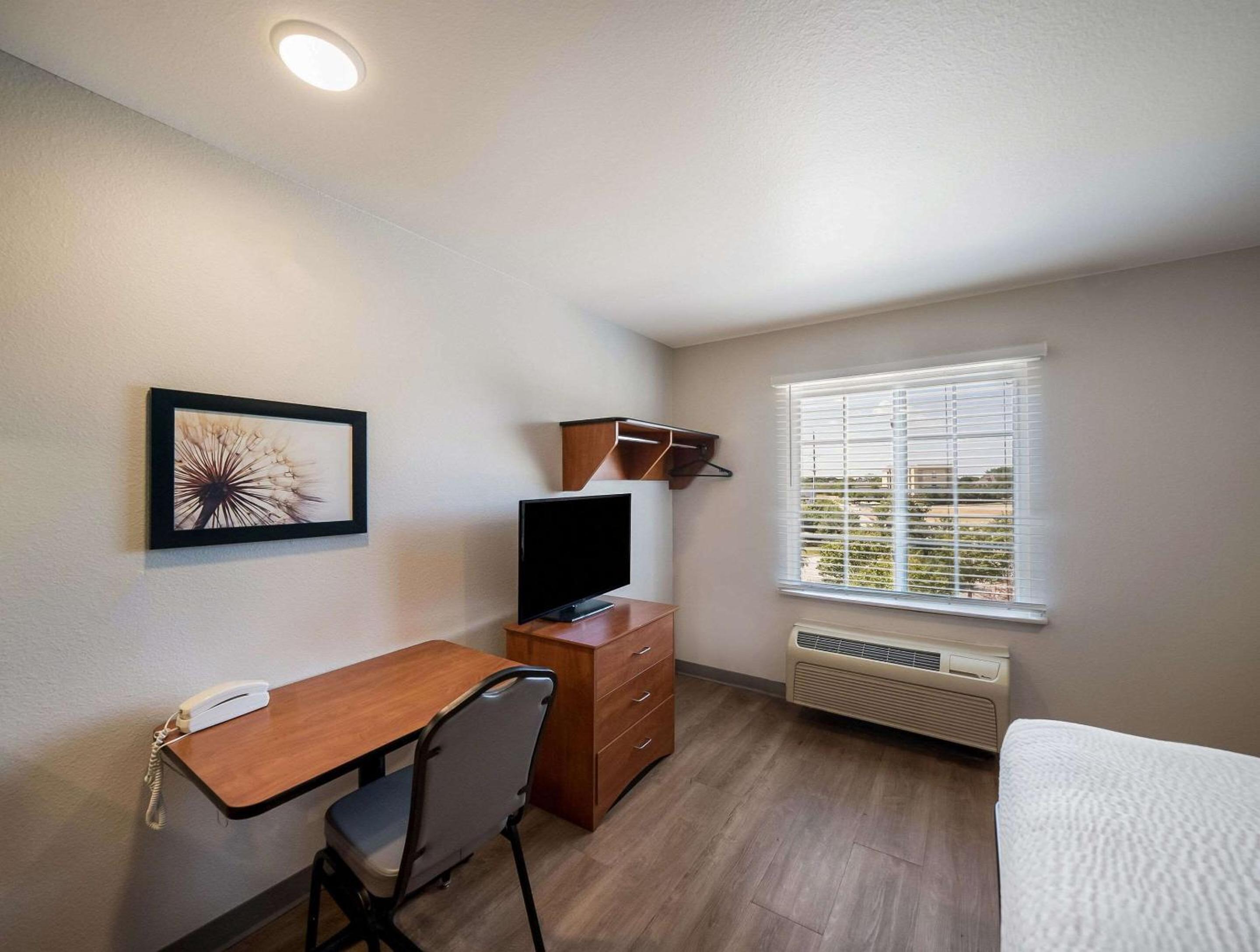 Standard Double Room with Two Double Beds and Sofa Bed - Non-Smoking photo 1