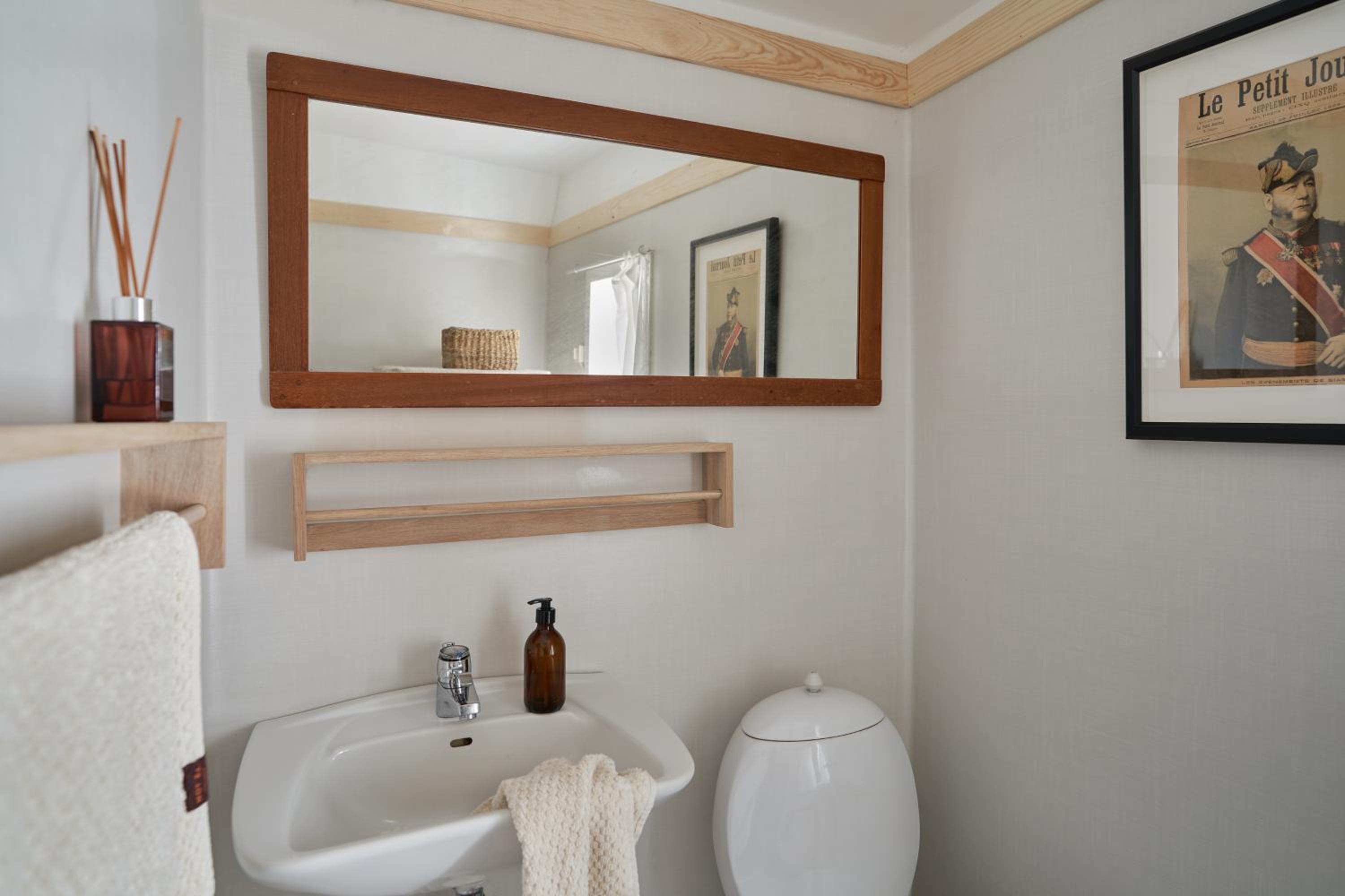 Twin Room with Private External Bathroom - Photo 16