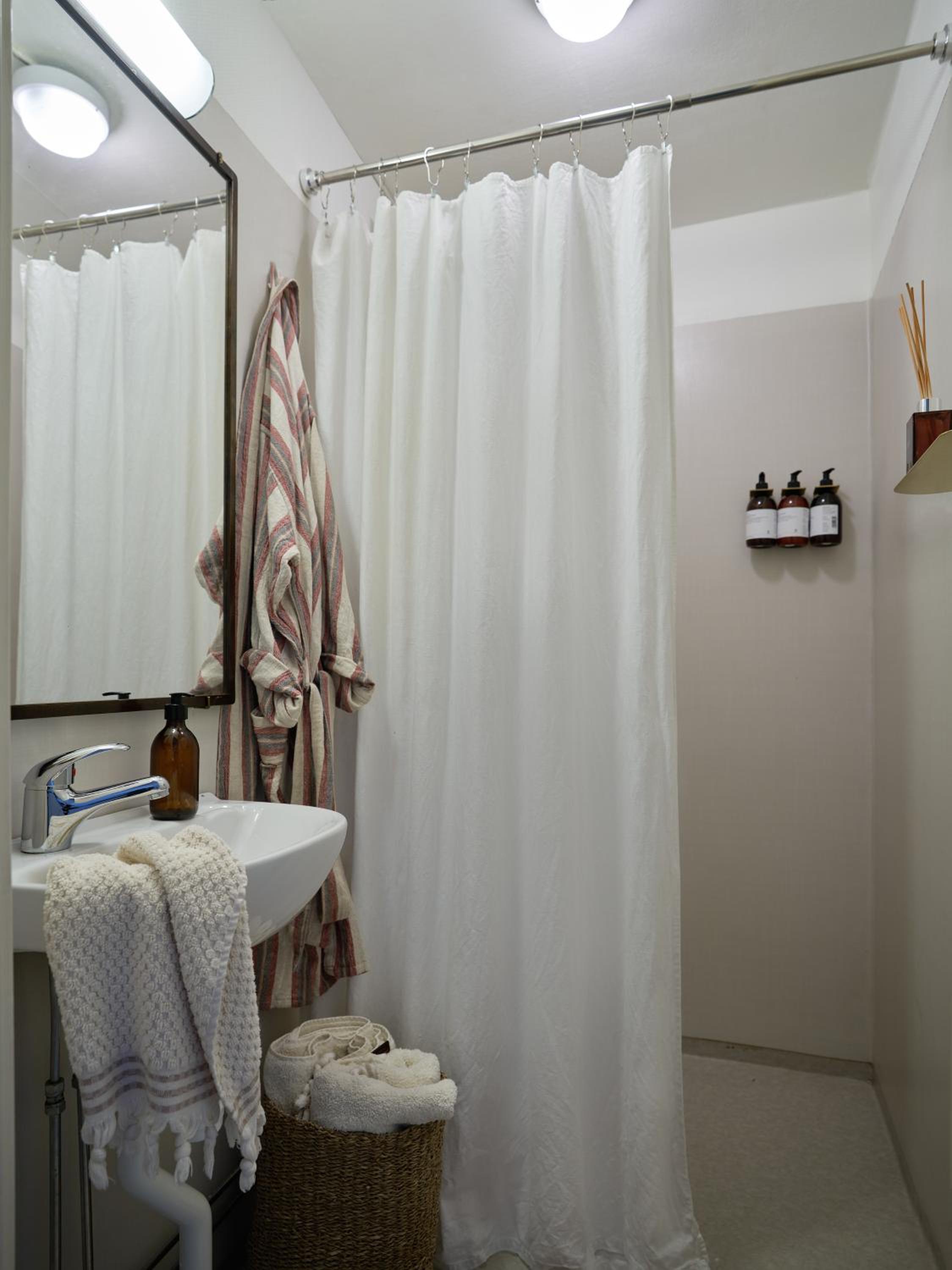Twin Room with Private External Bathroom - Photo 15