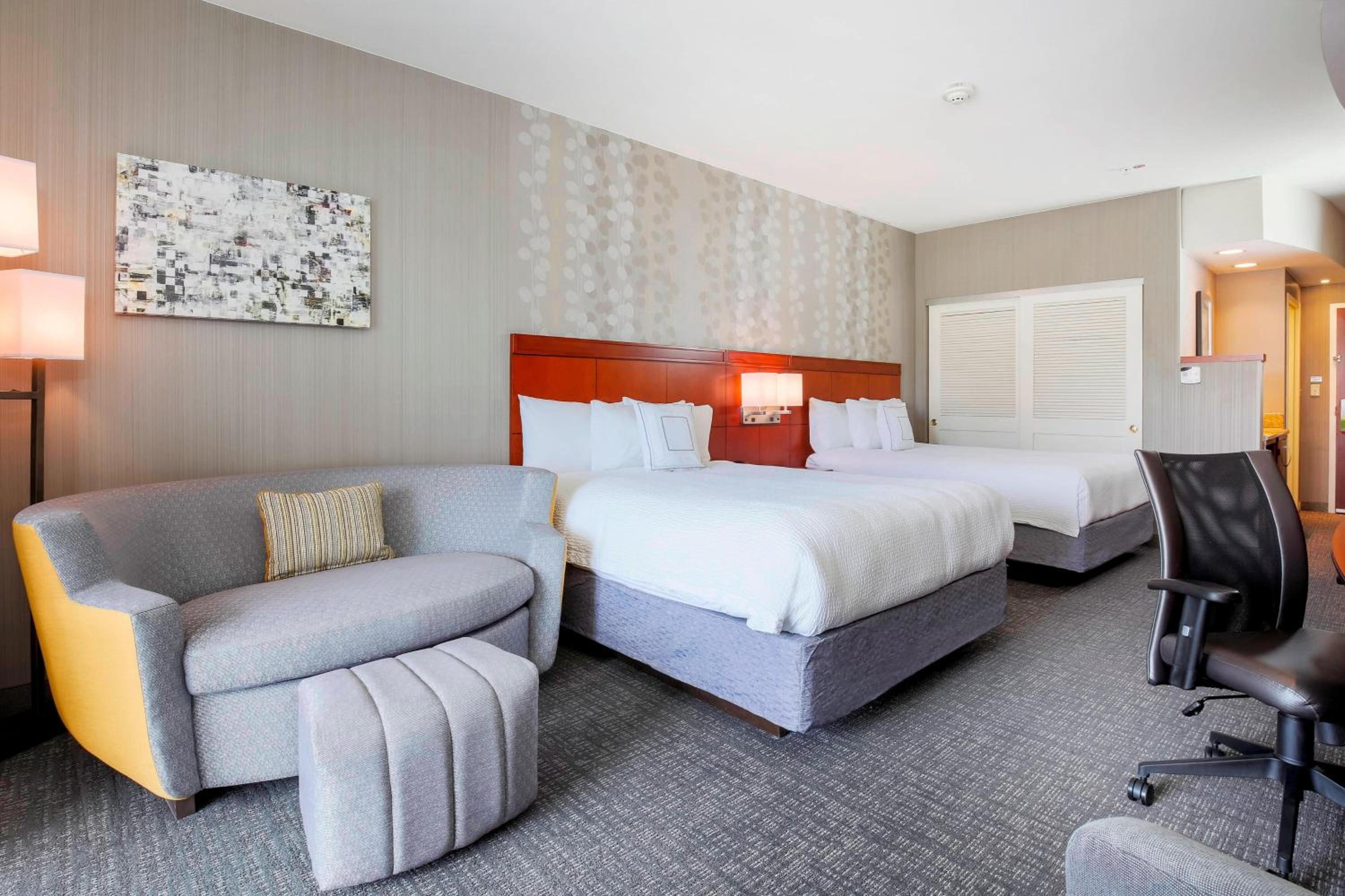 Queen Room with Two Queen Beds - Photo 5