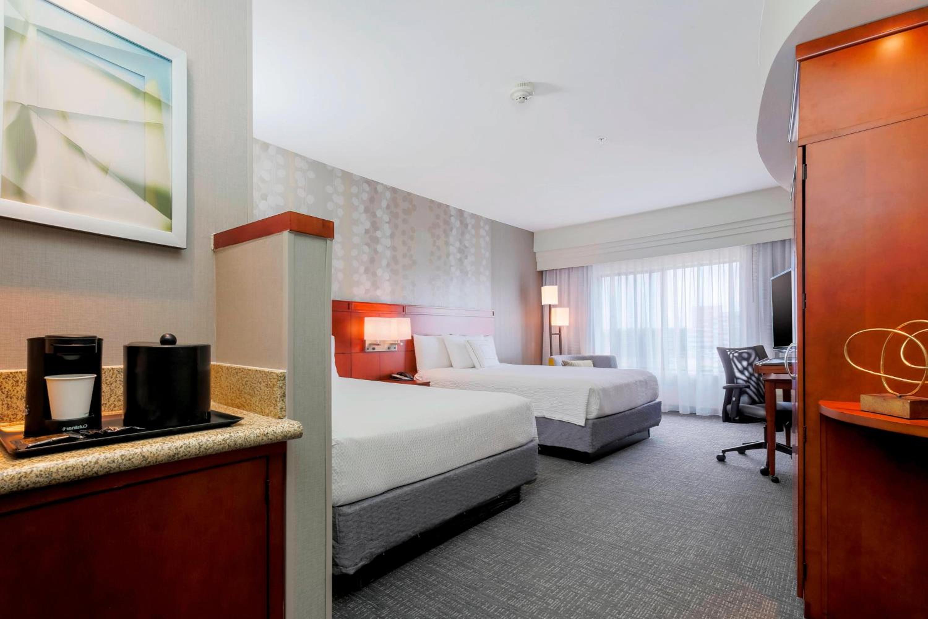 Queen Room with Two Queen Beds - Photo 4
