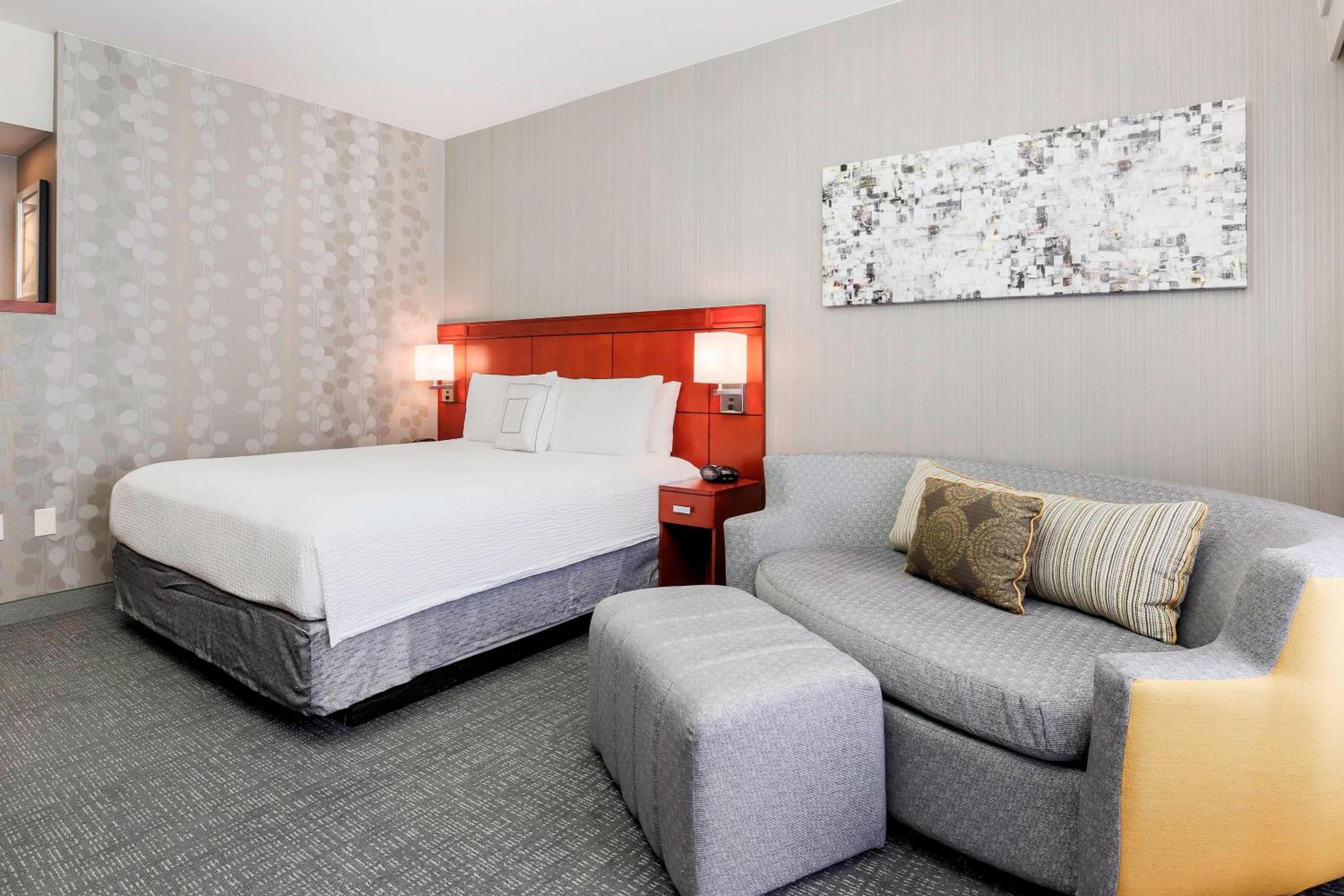 King Room with Sofa Bed - Photo 3