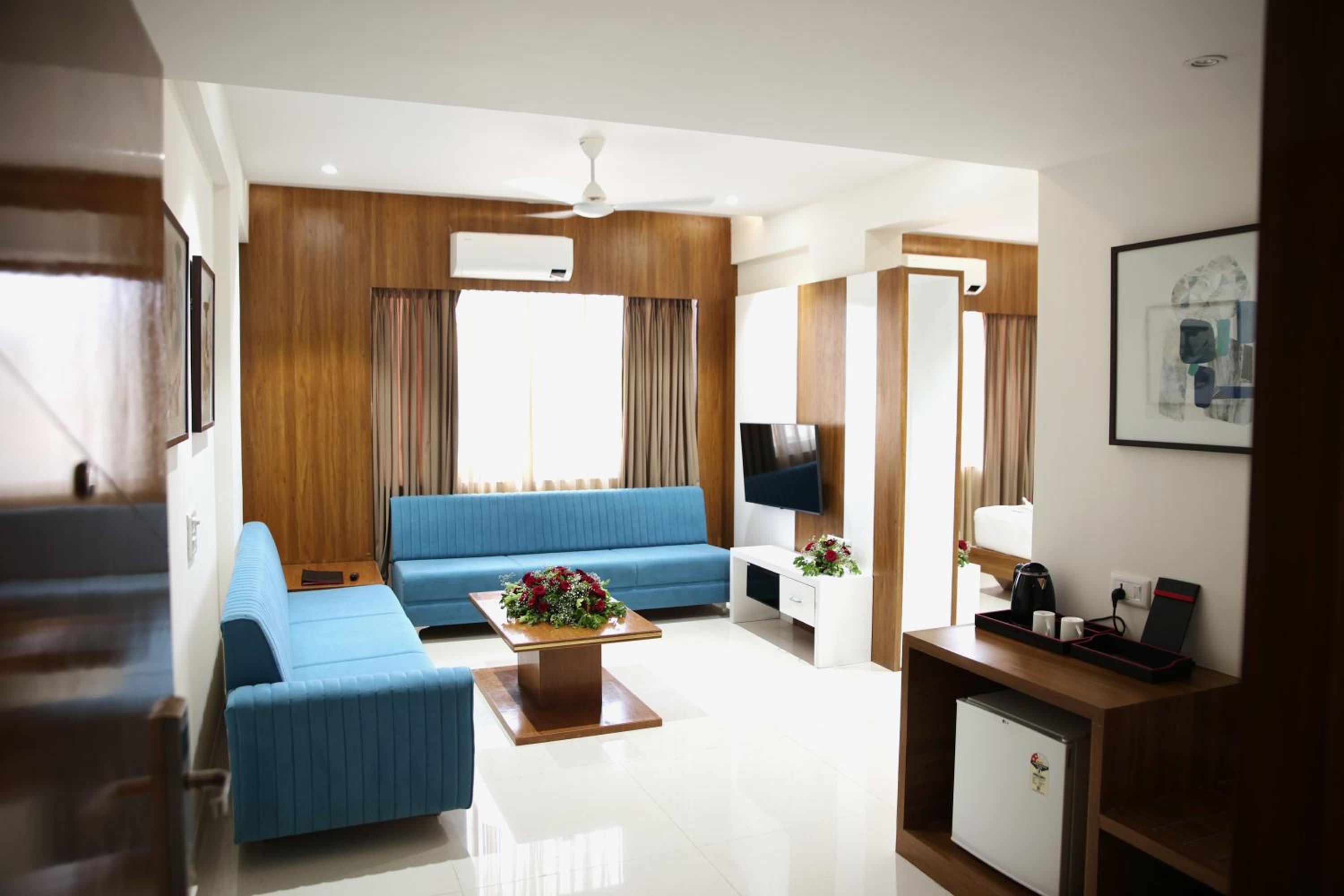 Suite - Photo 13