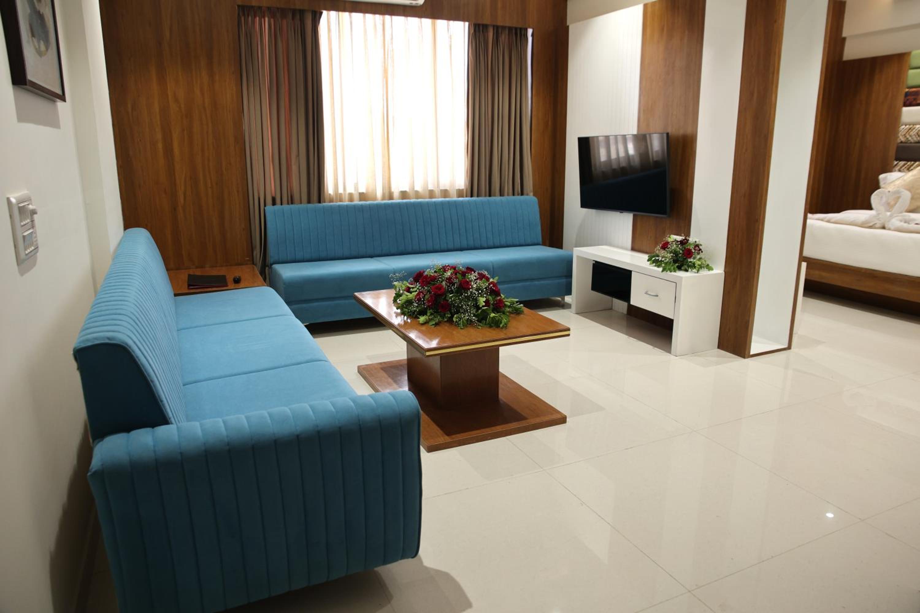 Suite - Photo 1