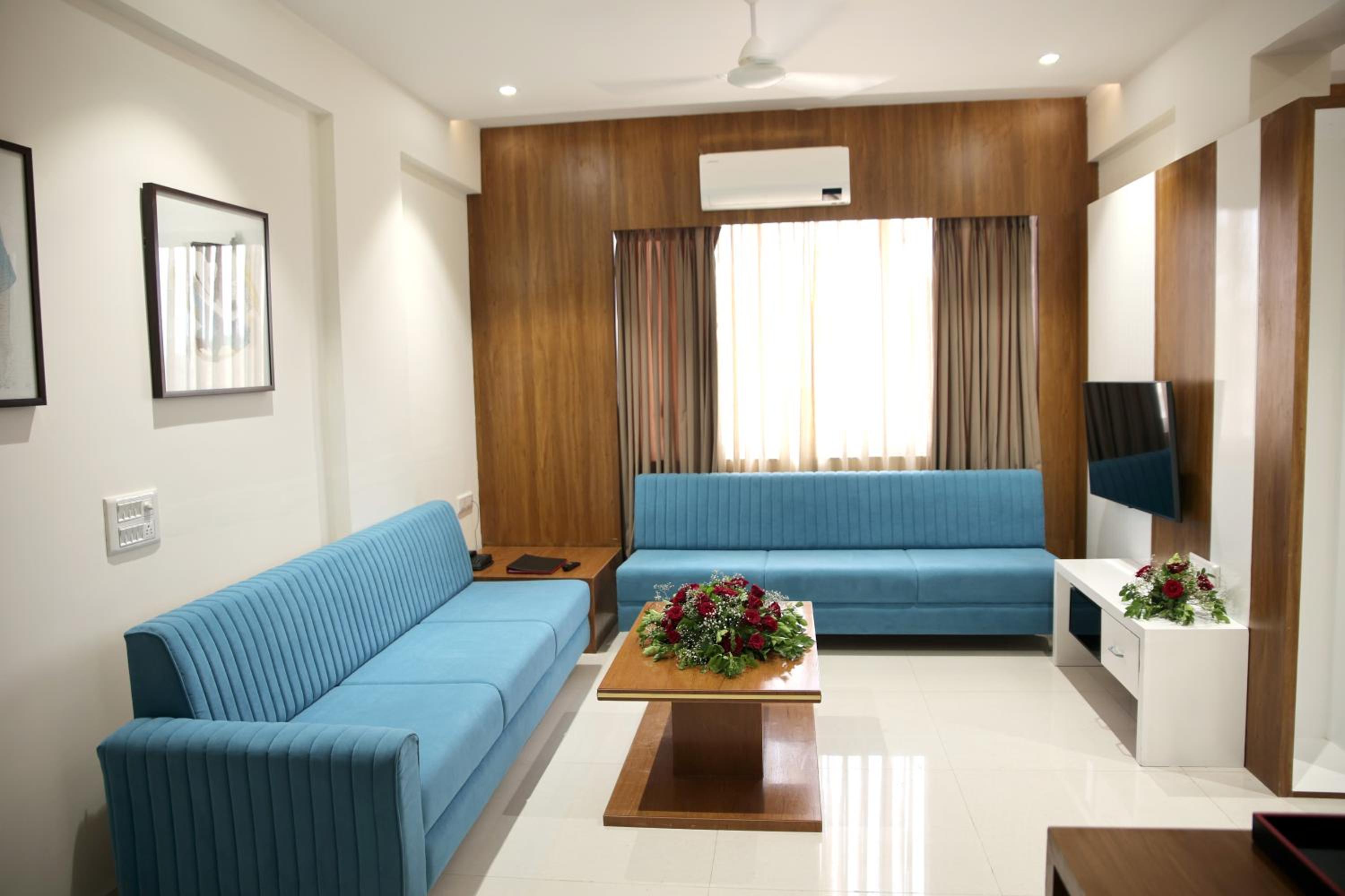 Suite - Photo 11