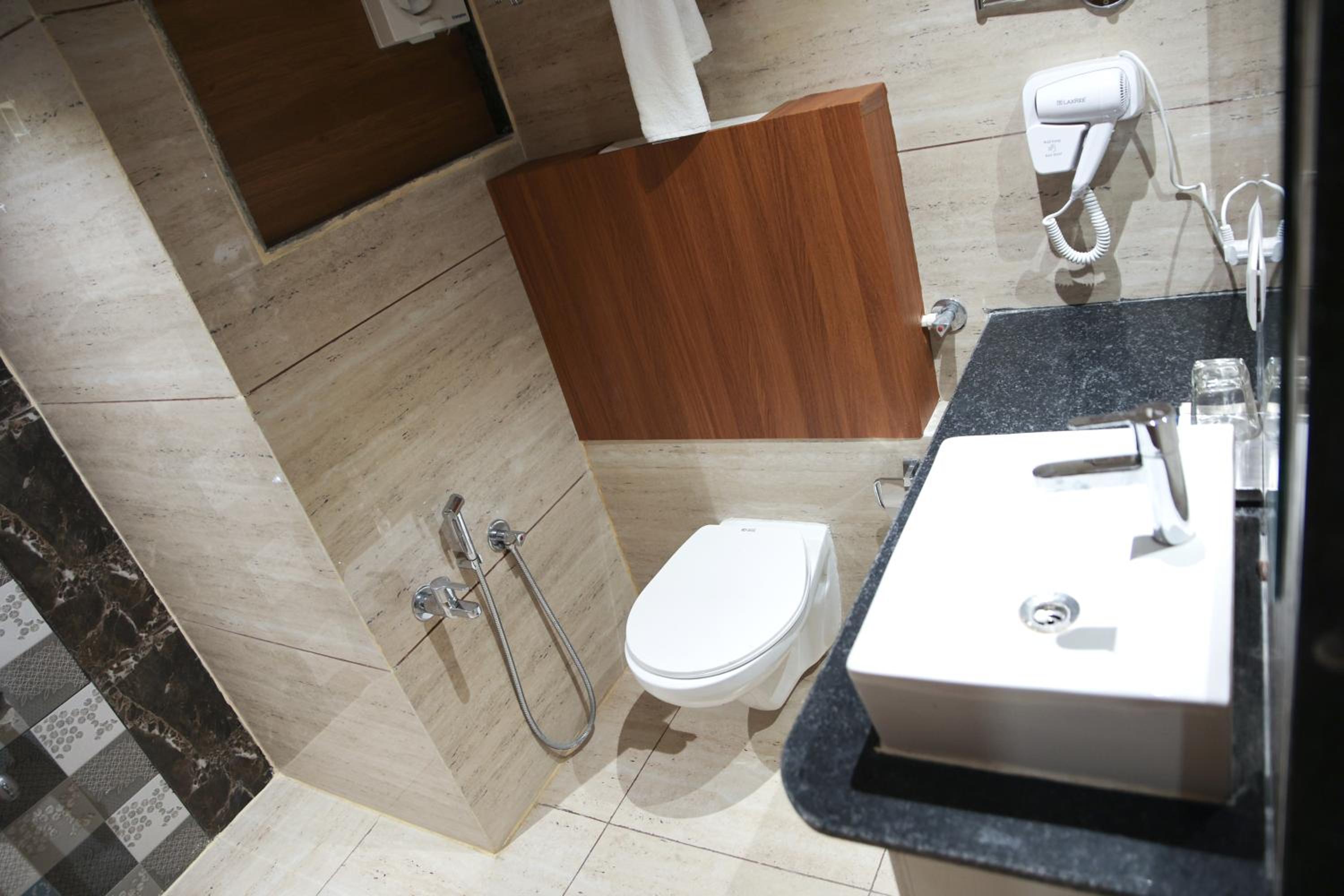 Executive Suite - Photo 5