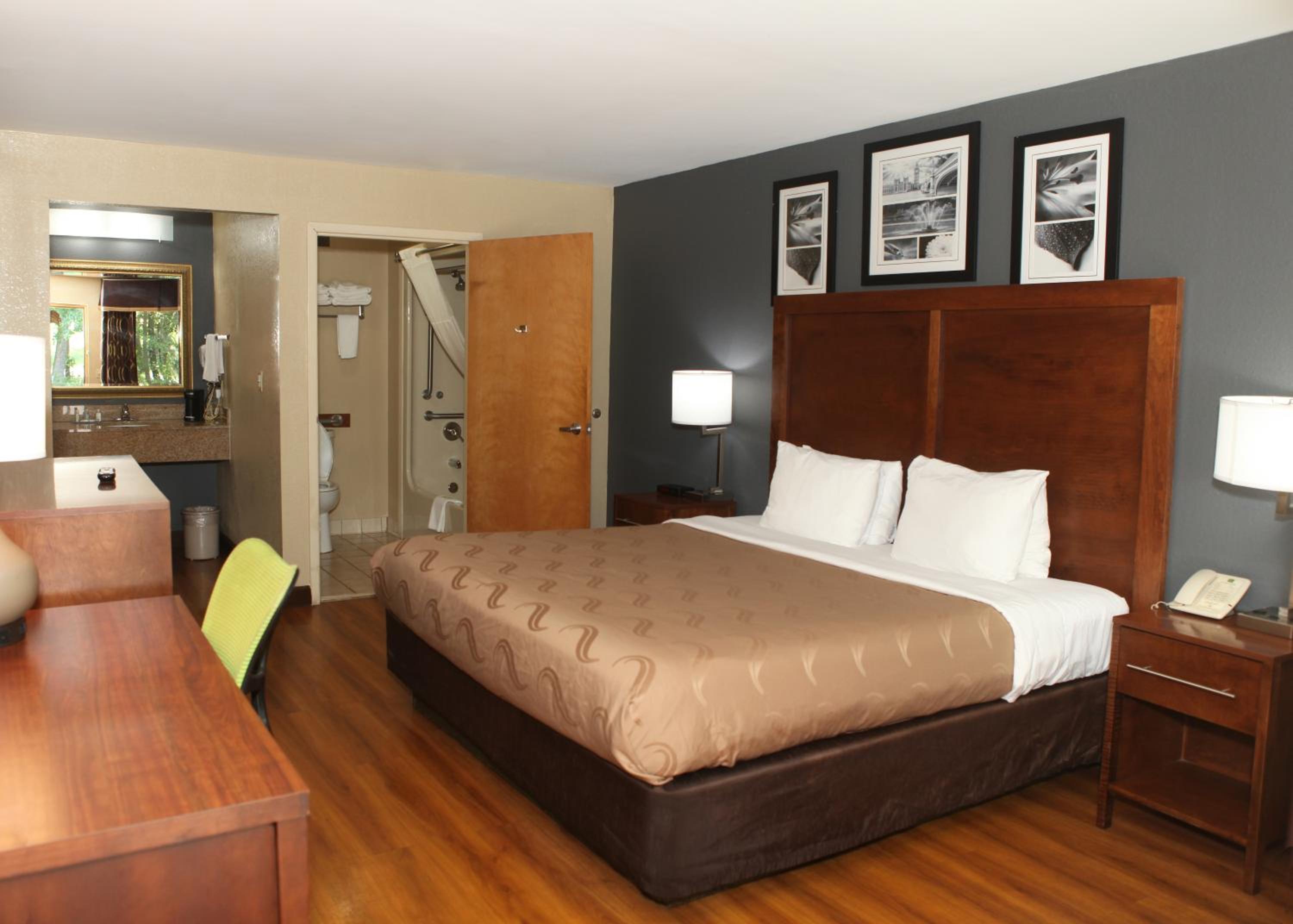 Standard King Room - Smoking - Photo 9