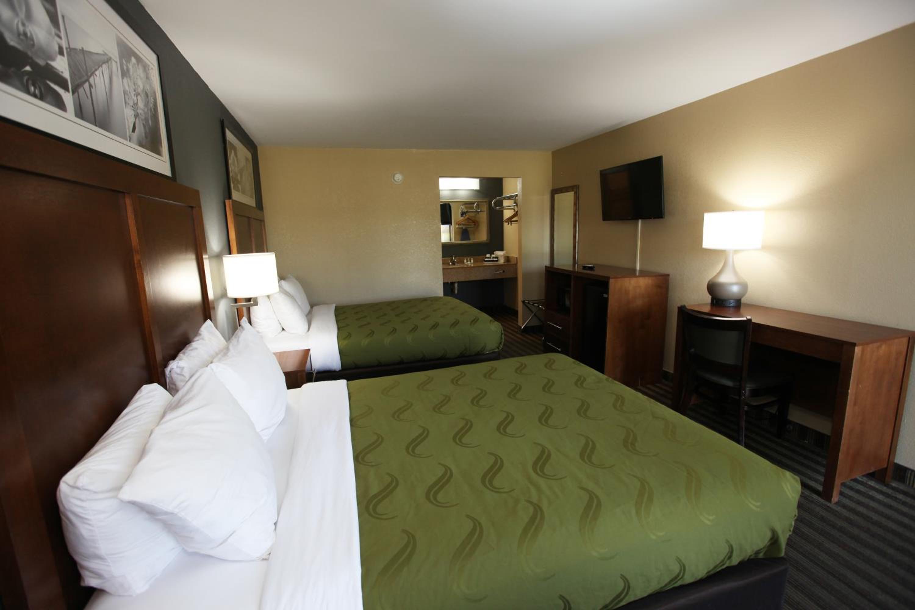 Queen Room with Two Queen Beds - Smoking - Photo 4