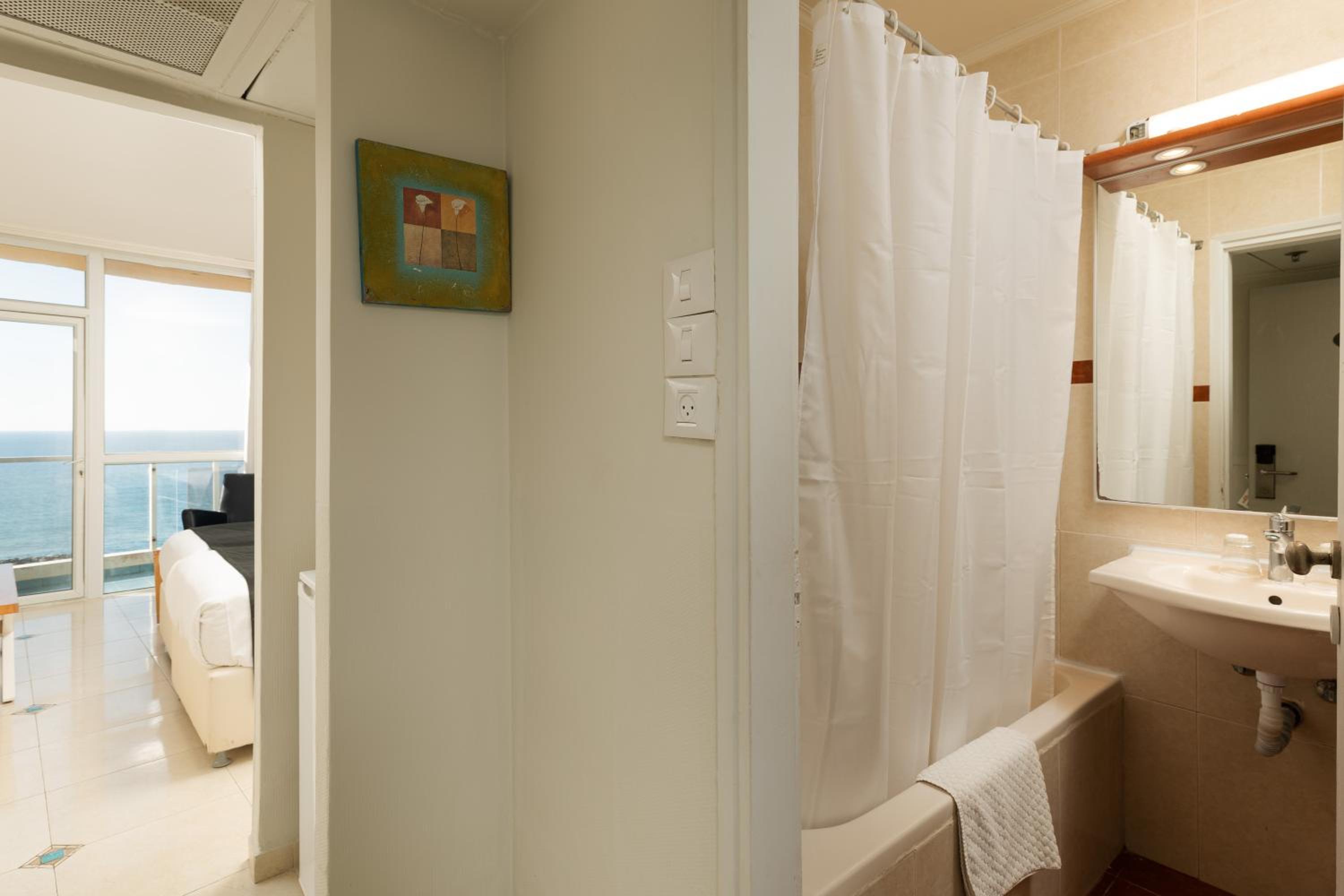 Superior Room With Sea View & Bath - Photo 9