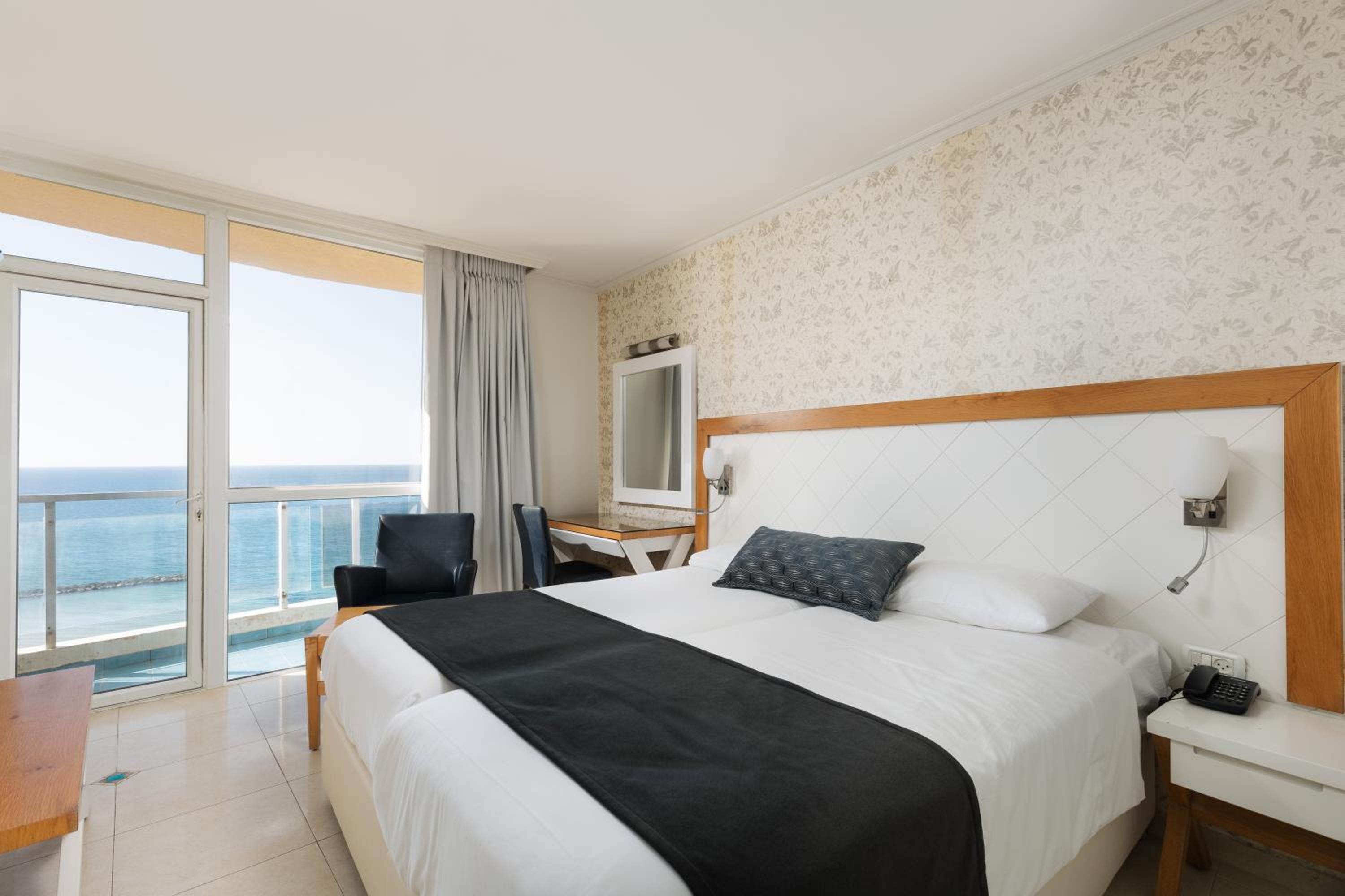 Superior Room With Sea View & Bath - Photo 1