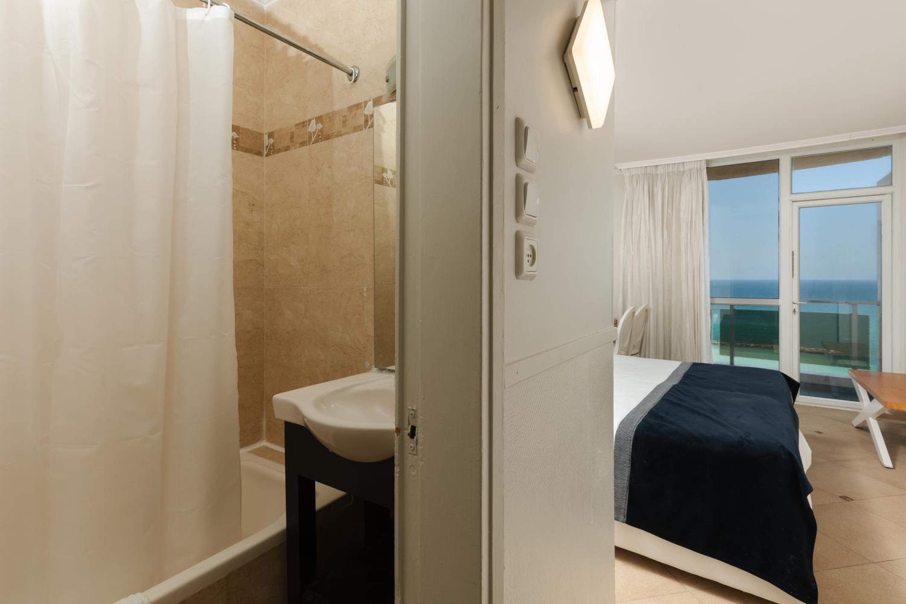 Superior Room With Sea View & Bath - Photo 4