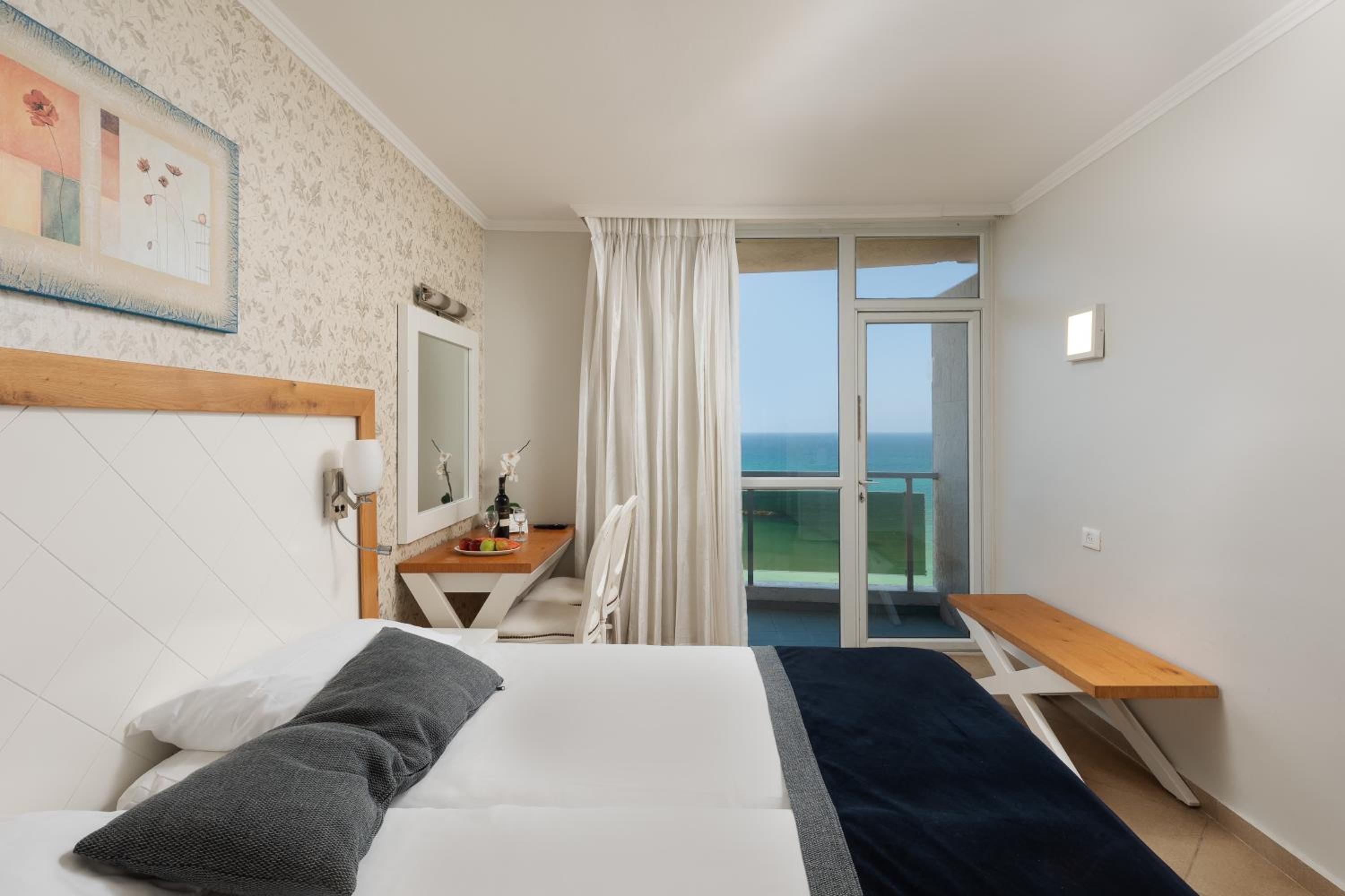 Superior Room With Sea View & Bath - Photo 2
