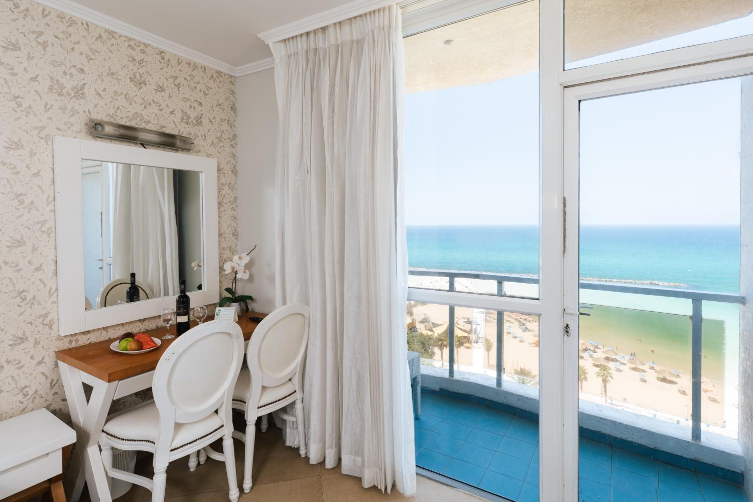 Superior Room With Sea View & Bath - Photo 12