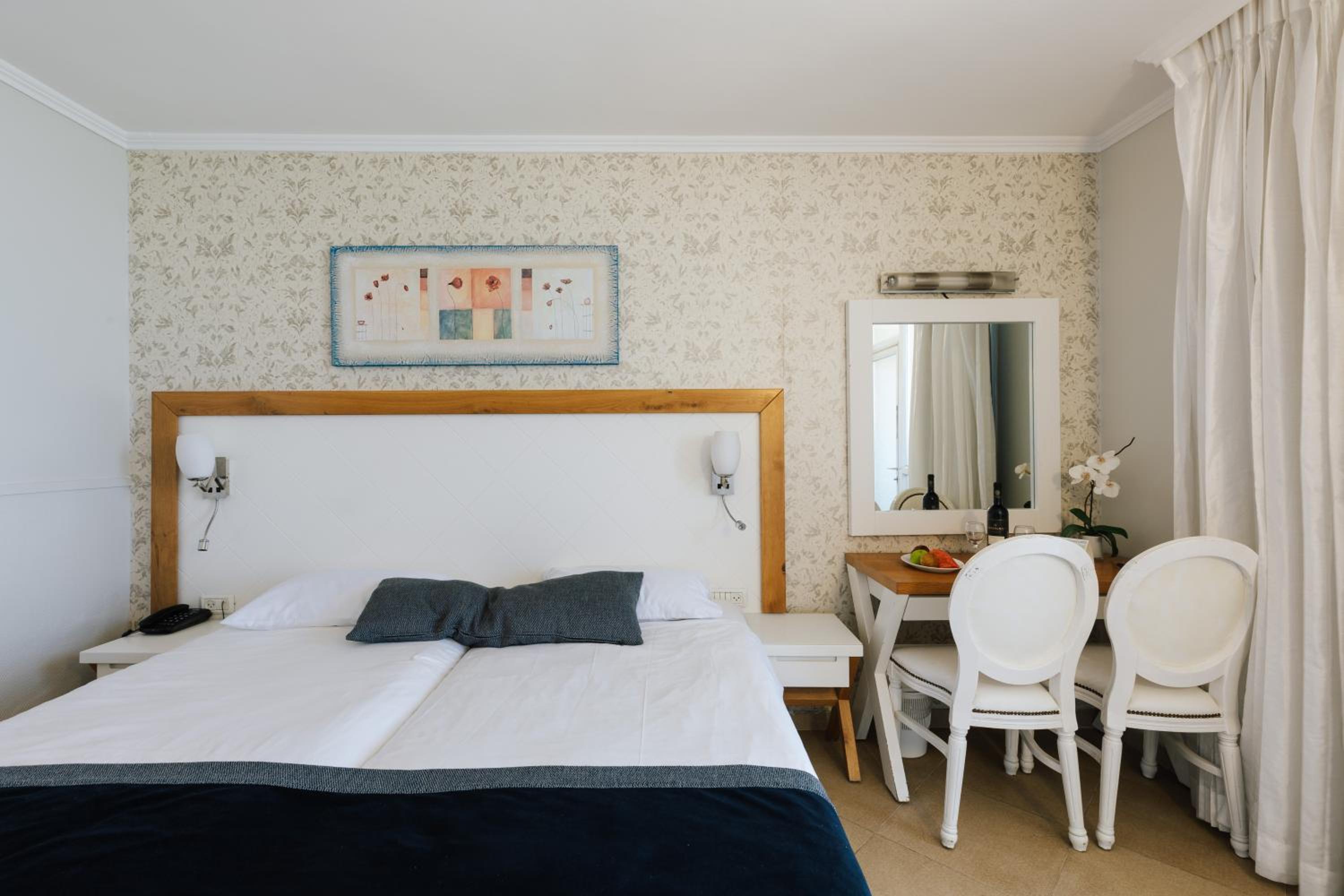 Superior Room With Sea View & Bath - Photo 3