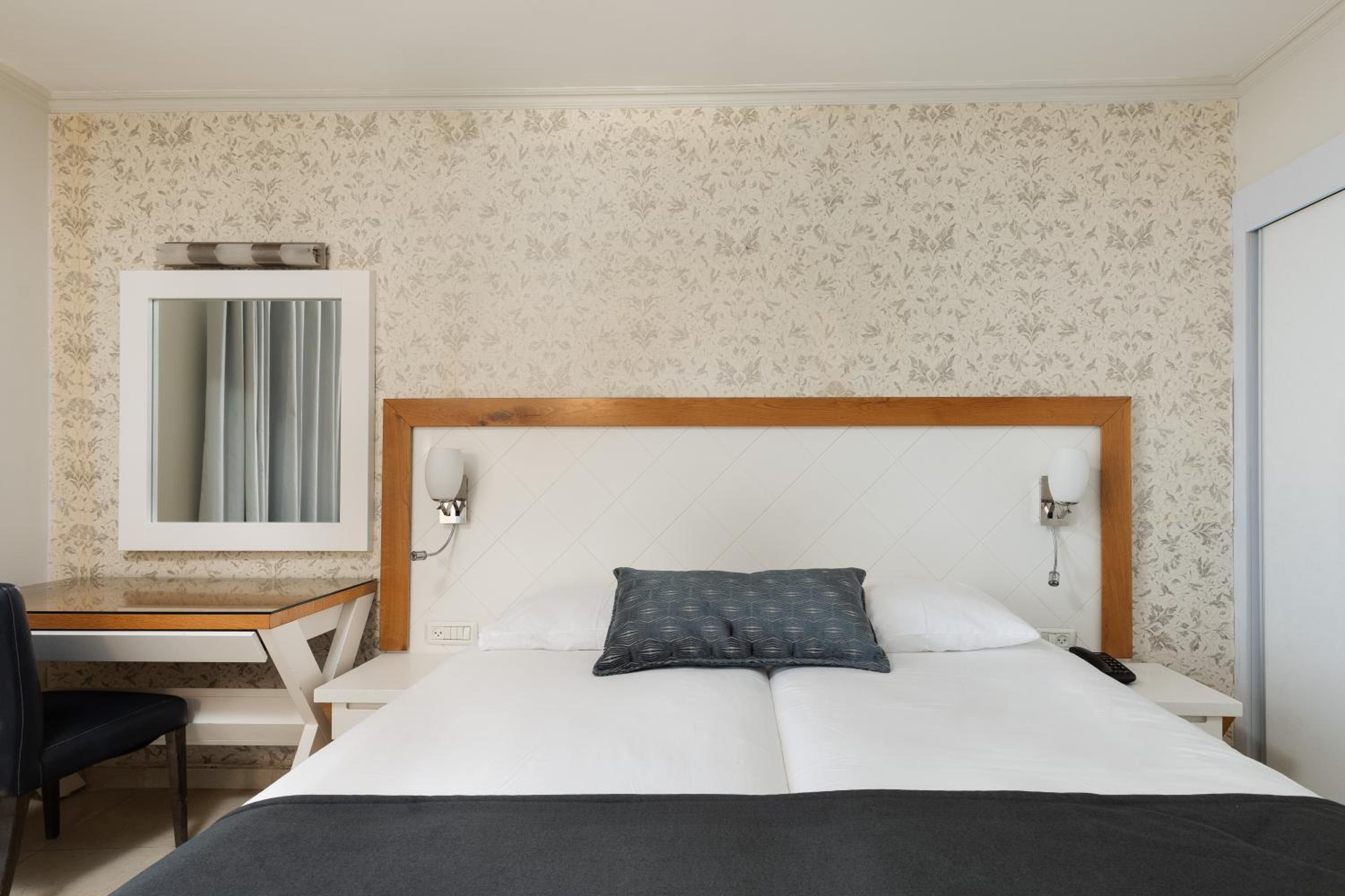 Superior Room With Sea View & Bath - Photo 11