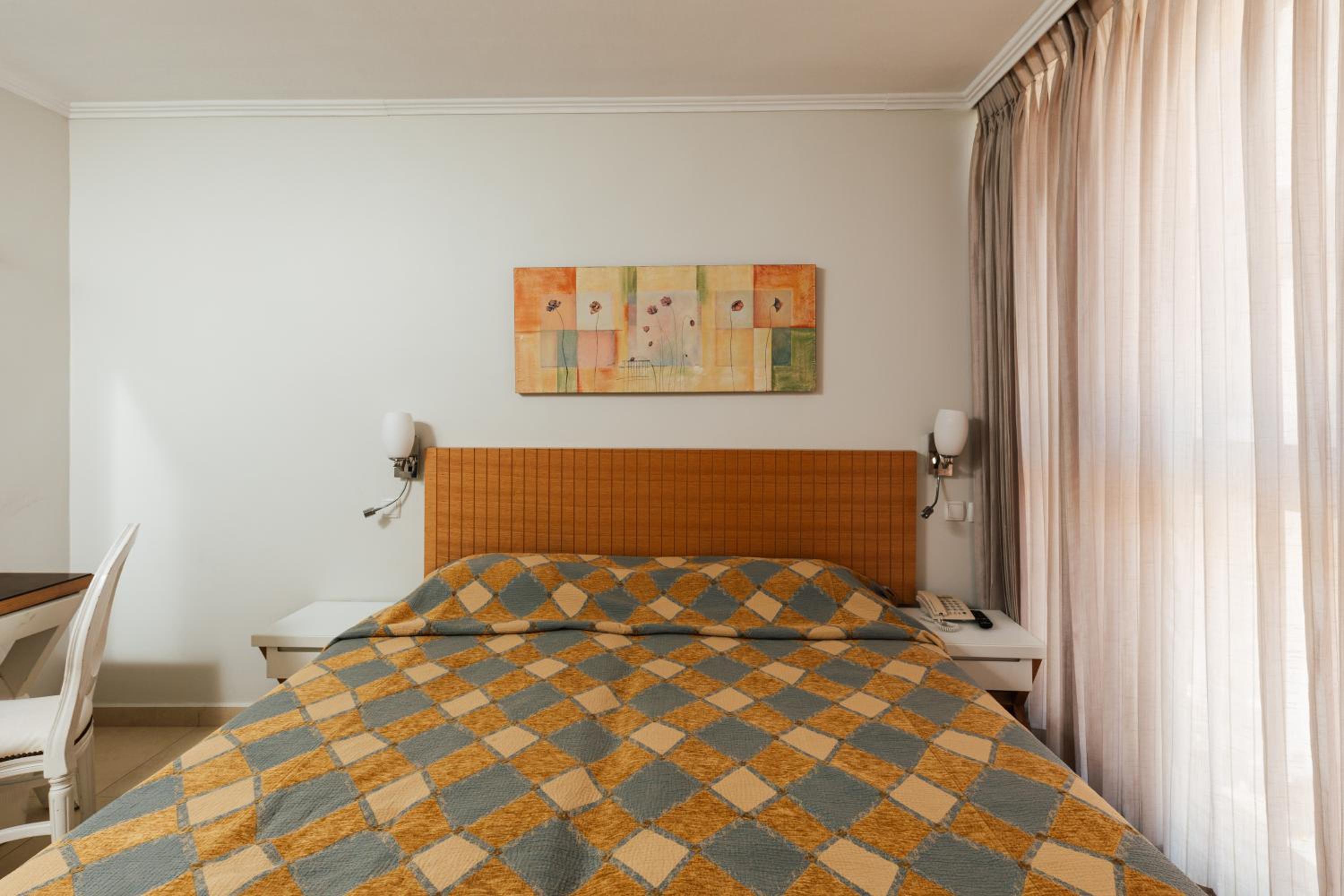 Standard Room with City View - Photo 5