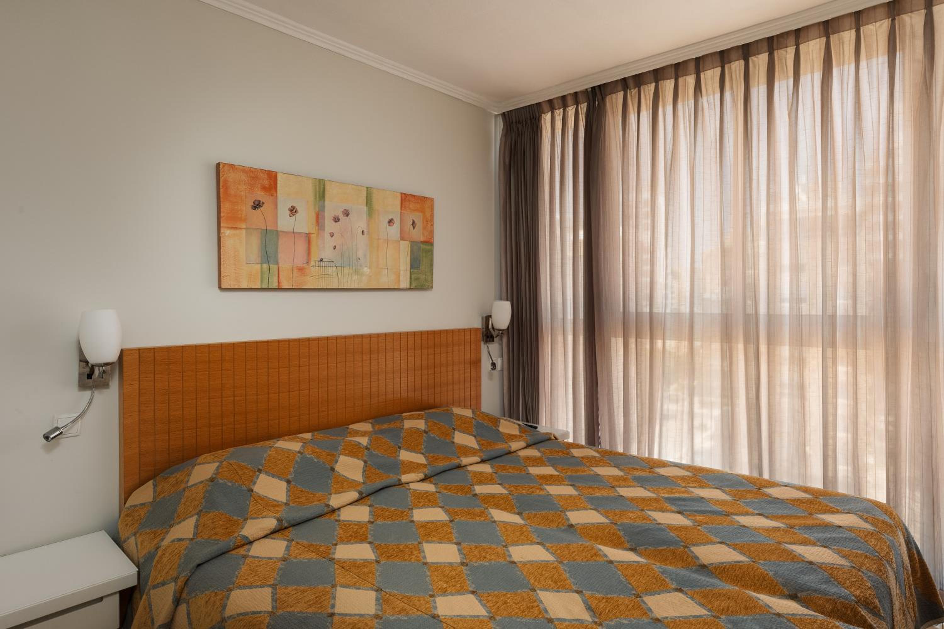Standard Room with City View - Photo 3