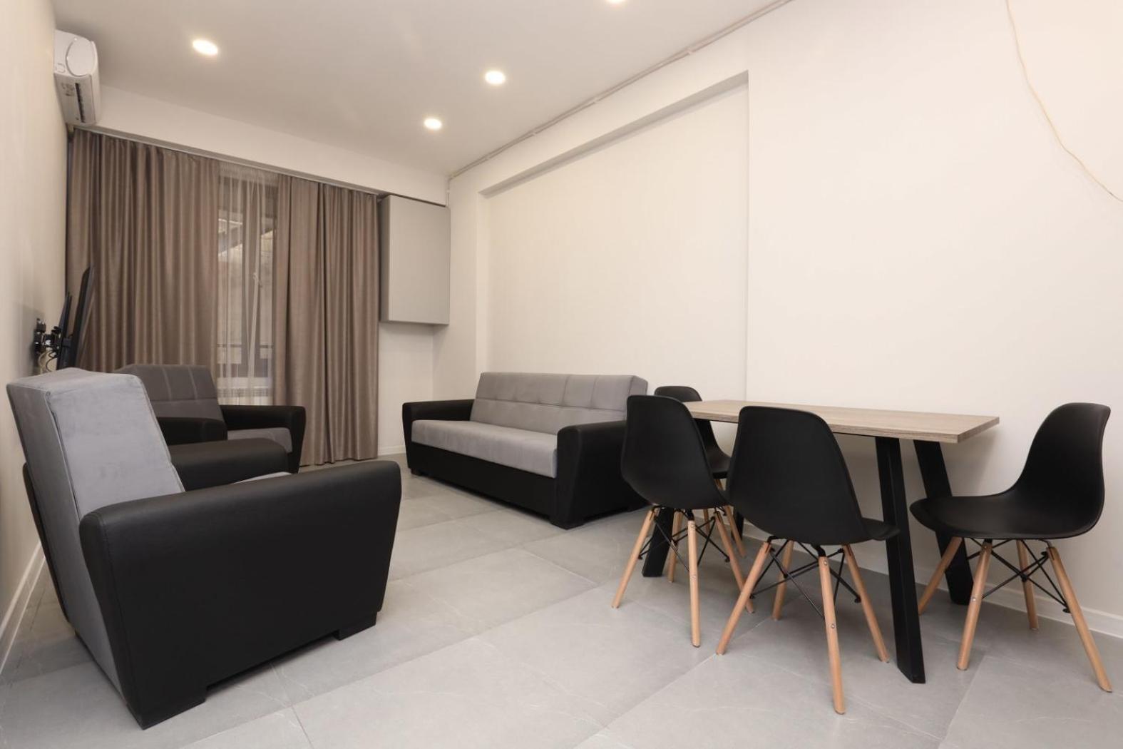 One-Bedroom Apartment with View